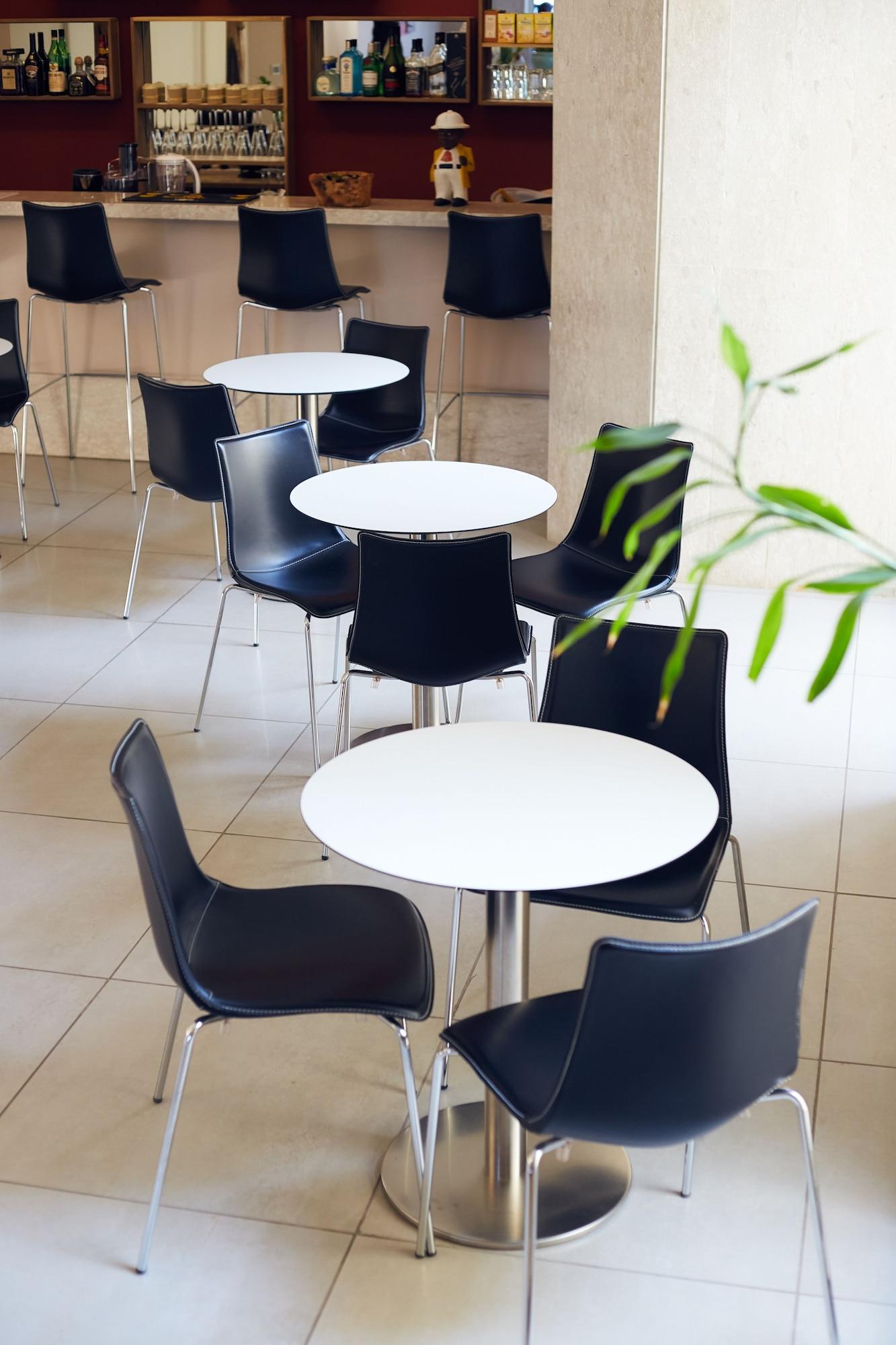 Vista Lobby Axis Suites Hotel
