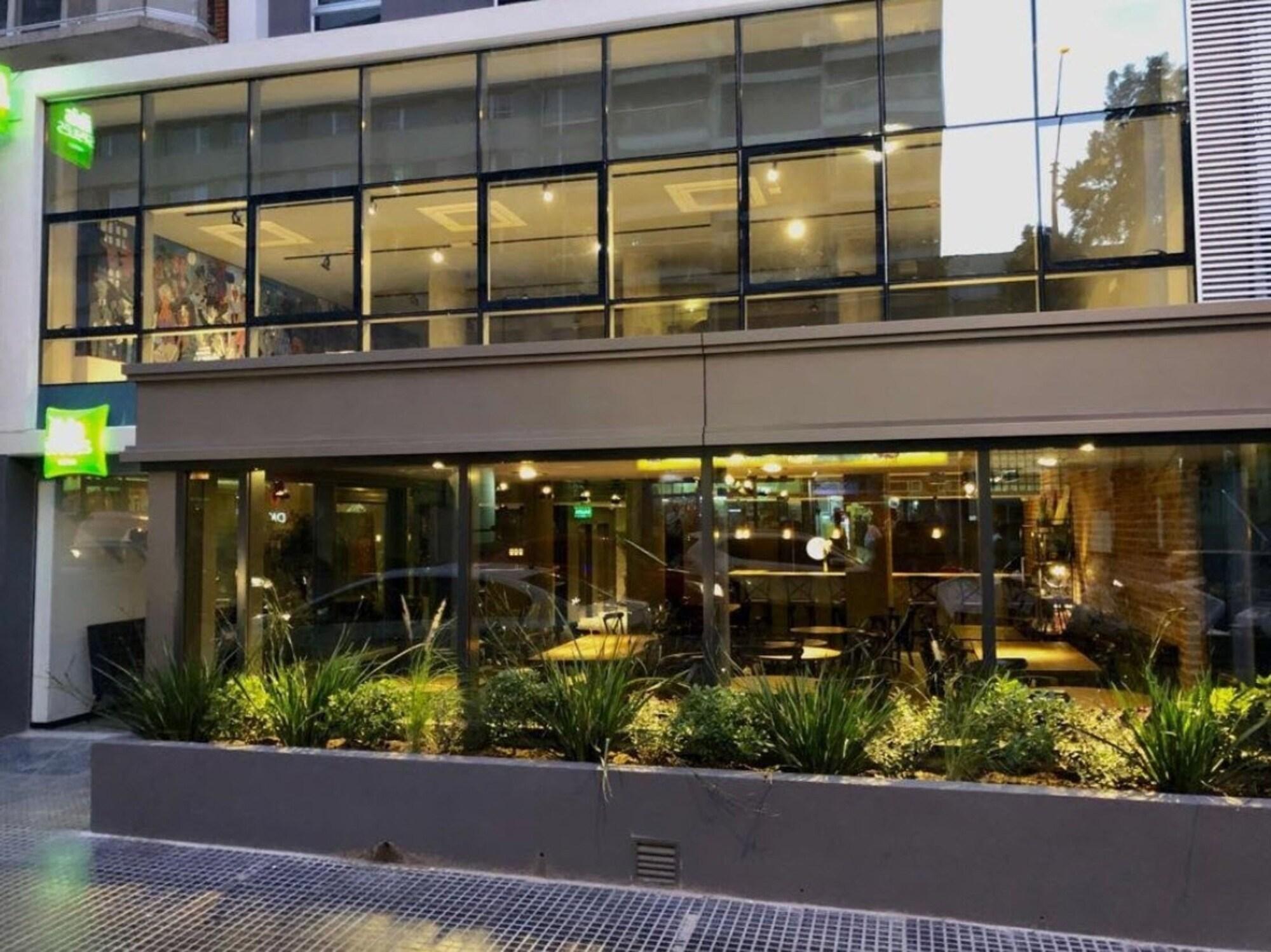 Vista Exterior ibis styles Montevideo Biarritz Hotel