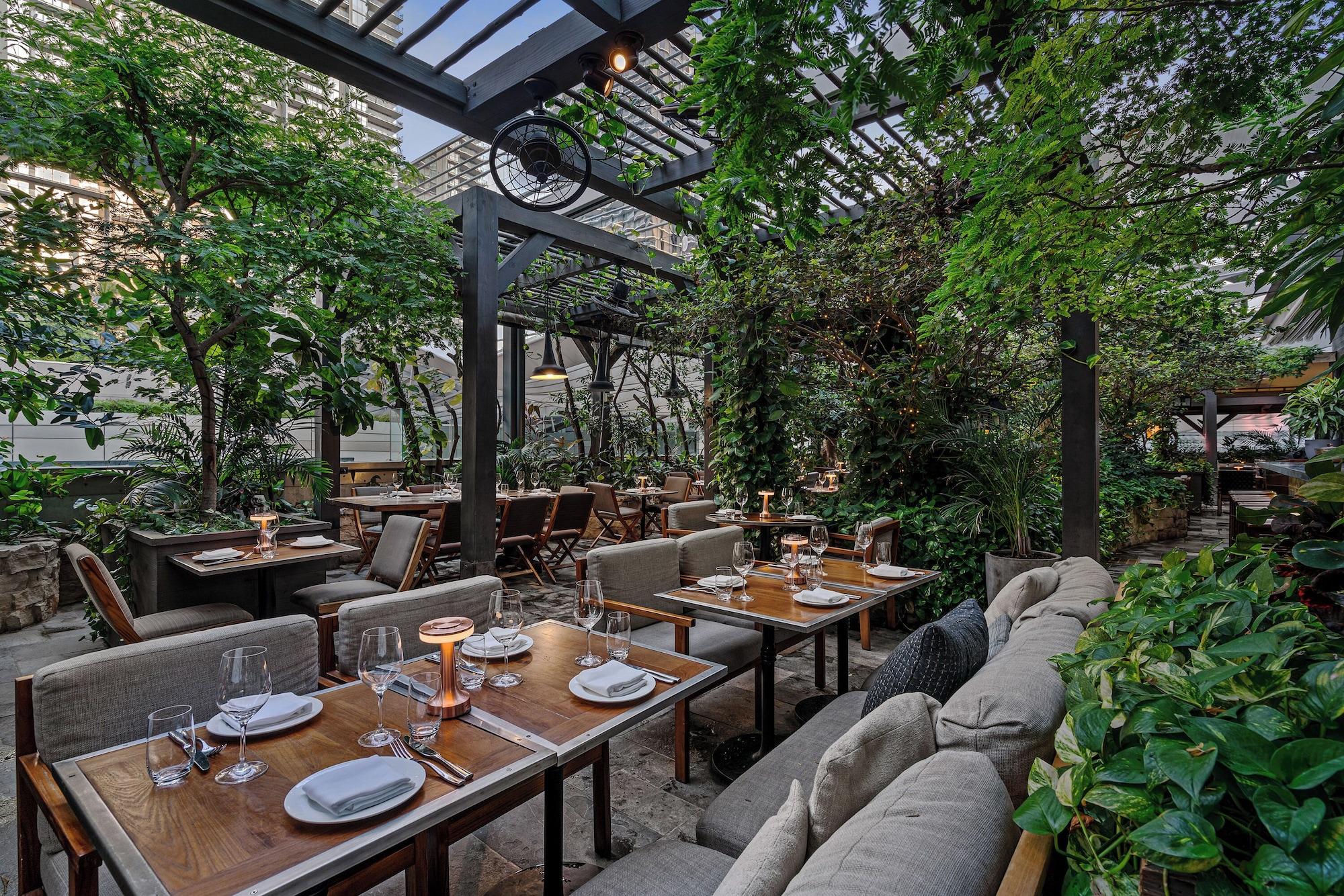 Restaurant EAST Miami Residences