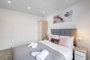 Alquiler Vacacional - Newly Converted 3BDR 1BA APT in Hounslow