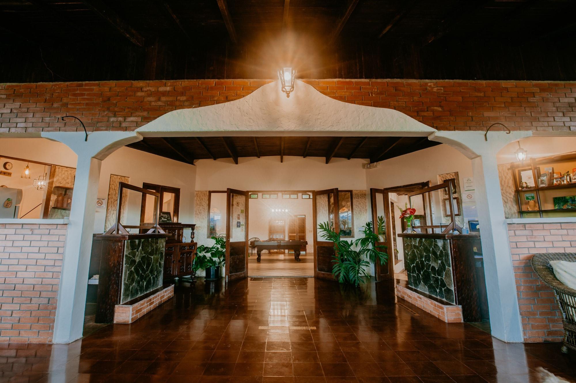 Vista Lobby The Golden Frog Inn