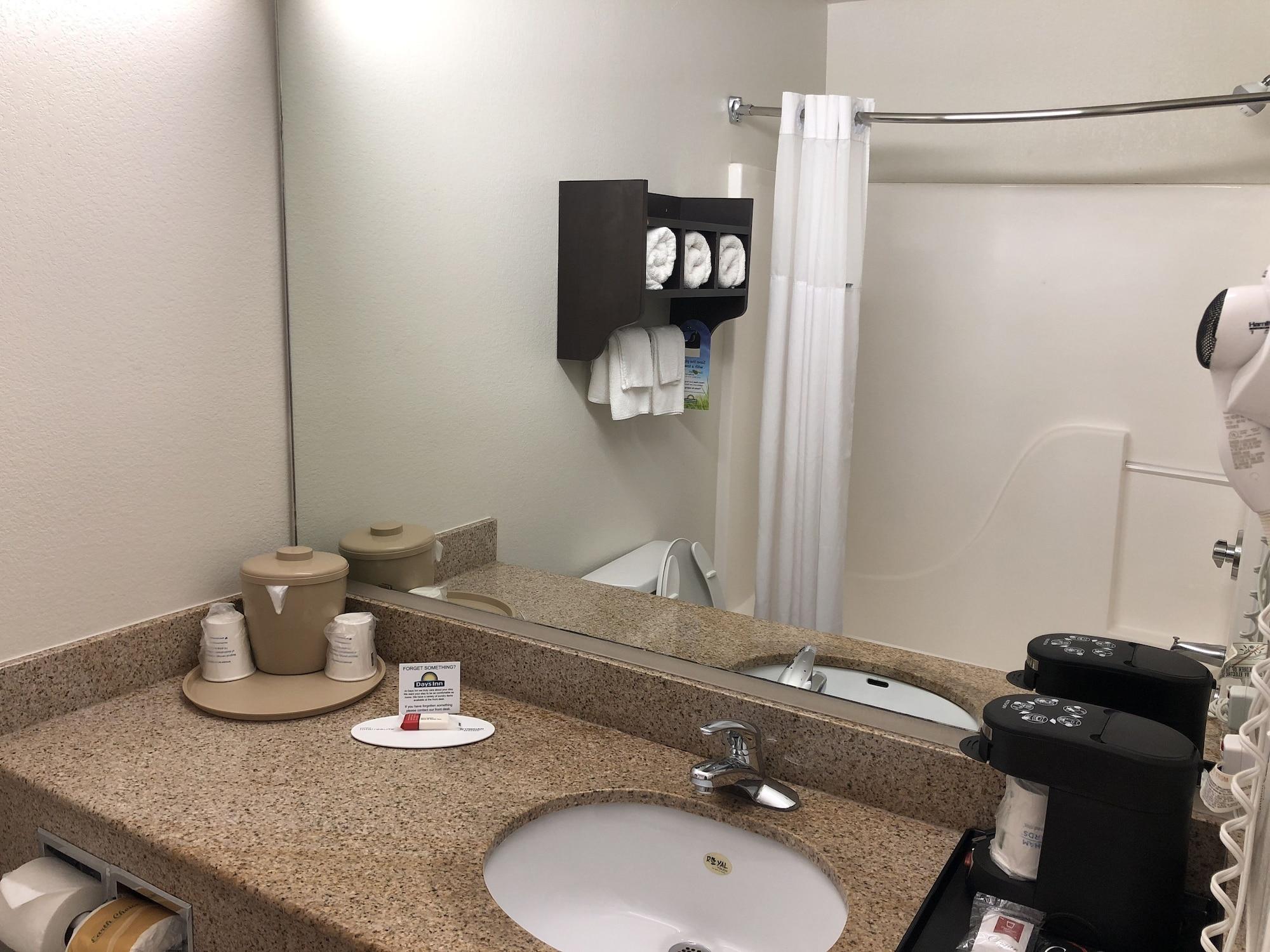 Equipamiento de Habitación Days Inn & Suites by Wyndham Conroe North