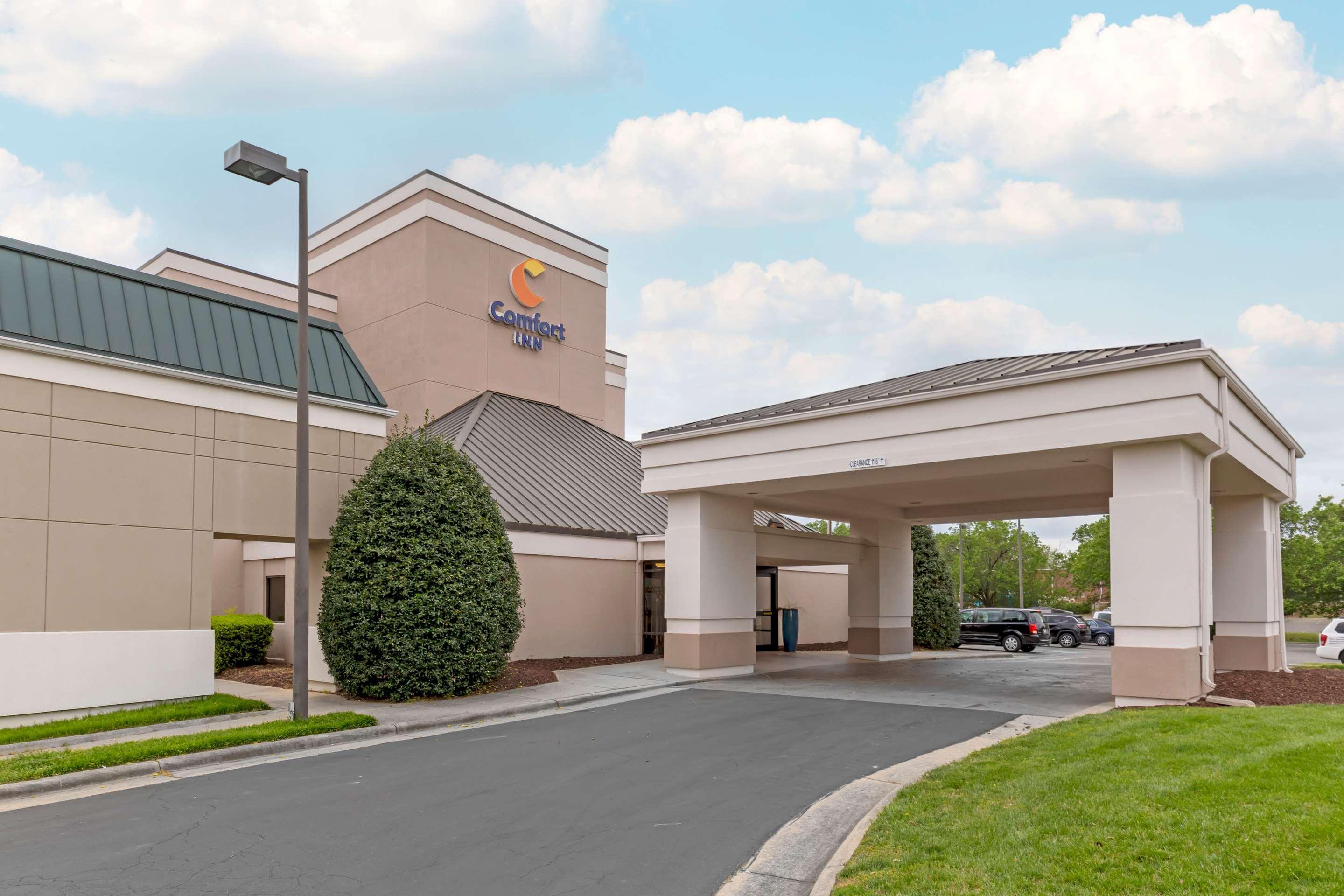 Vista Exterior Comfort Inn University Durham - Chapel Hill