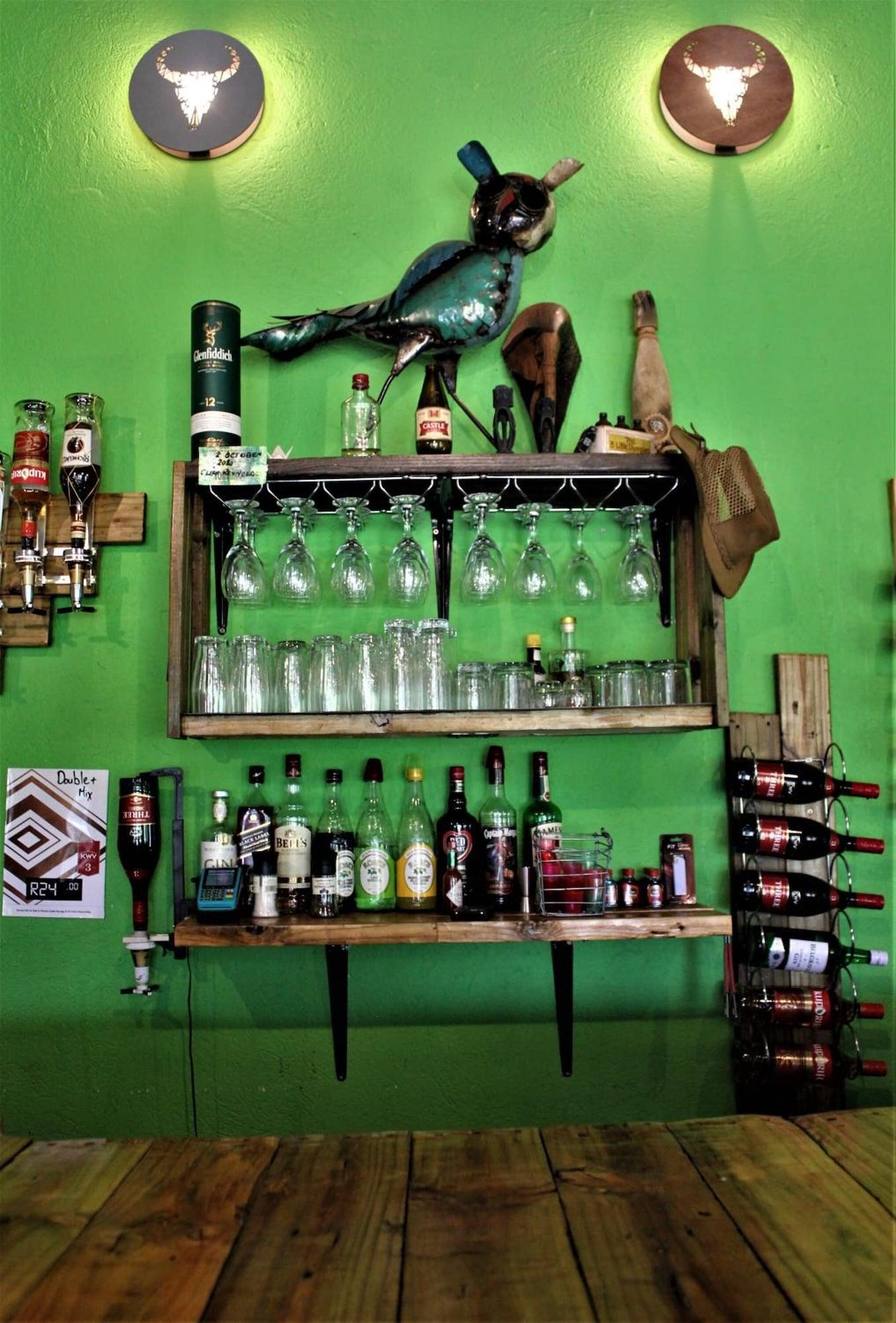 Bar/Salón Idle & Wild