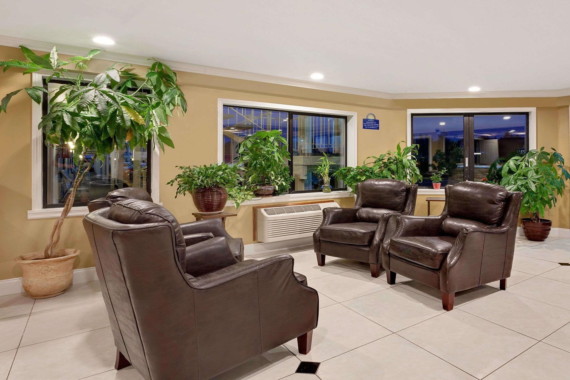 Vista Lobby Days Inn by Wyndham Lakewood South Tacoma