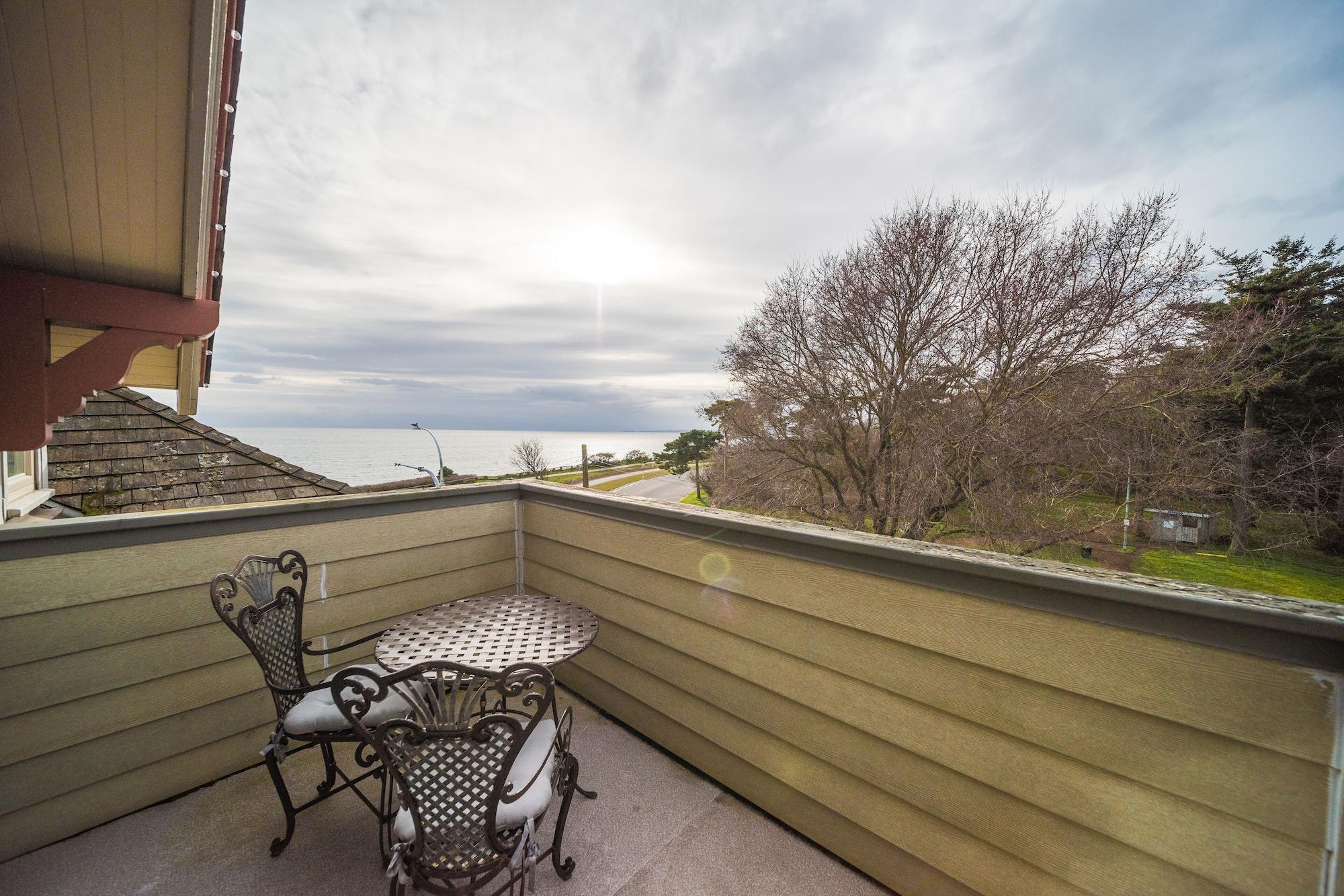 Playa Dashwood Manor Seaside Bed & Breakfast