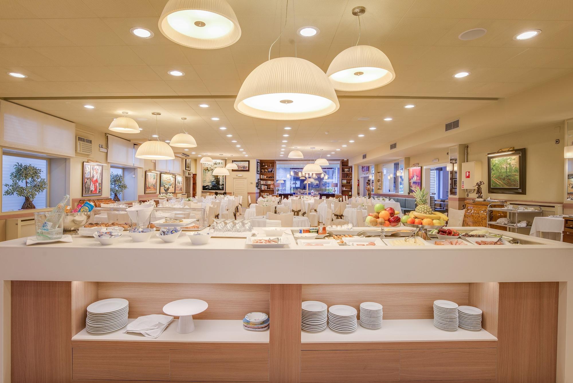 Restaurant Hotel Pirineo Figueres by Pierre and Vacances