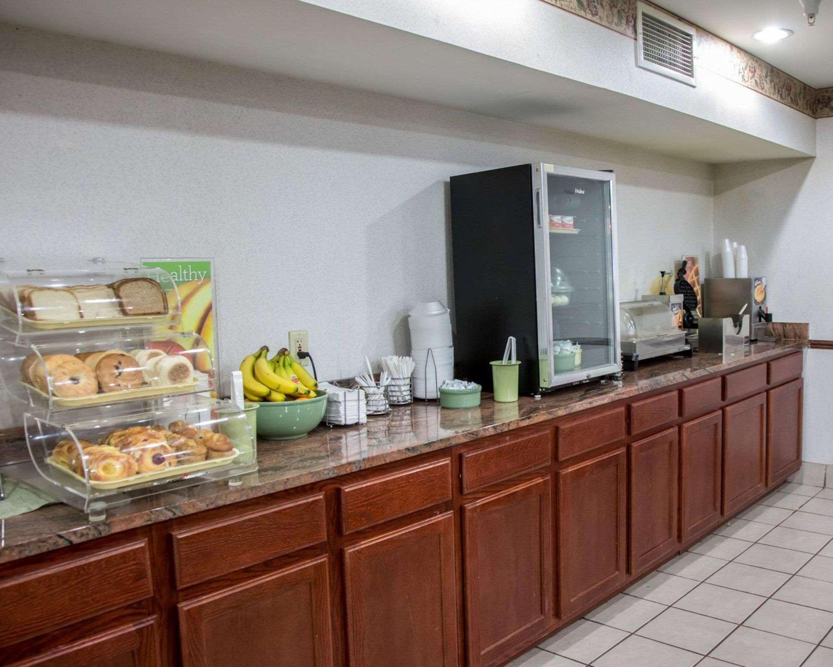 Restaurant Quality Inn & Suites Loves Park near Rockford