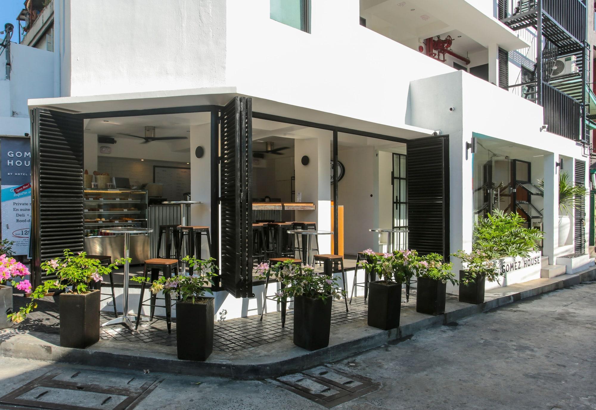 Bar/Salón Gomez House