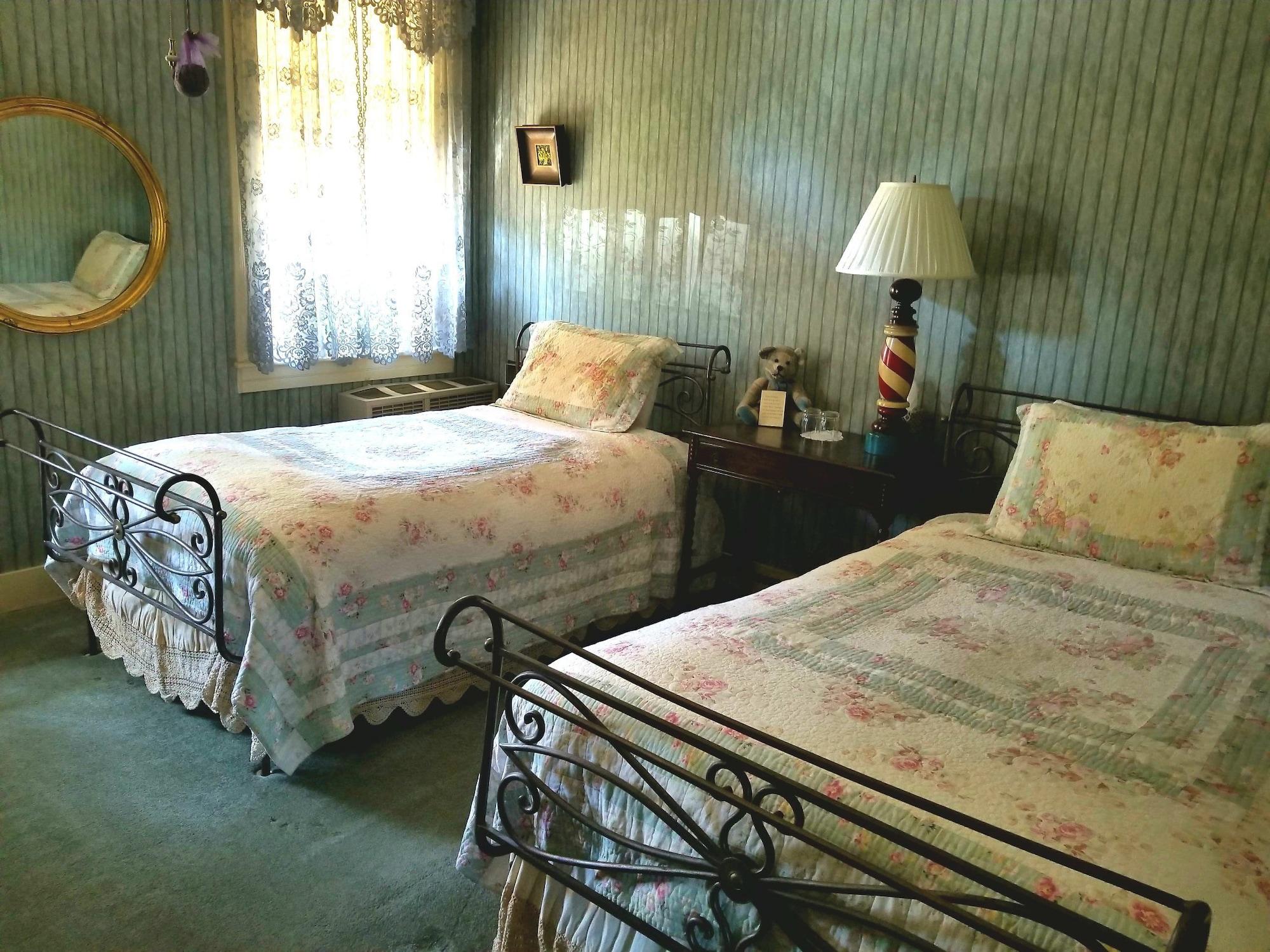 Varios American River Inn