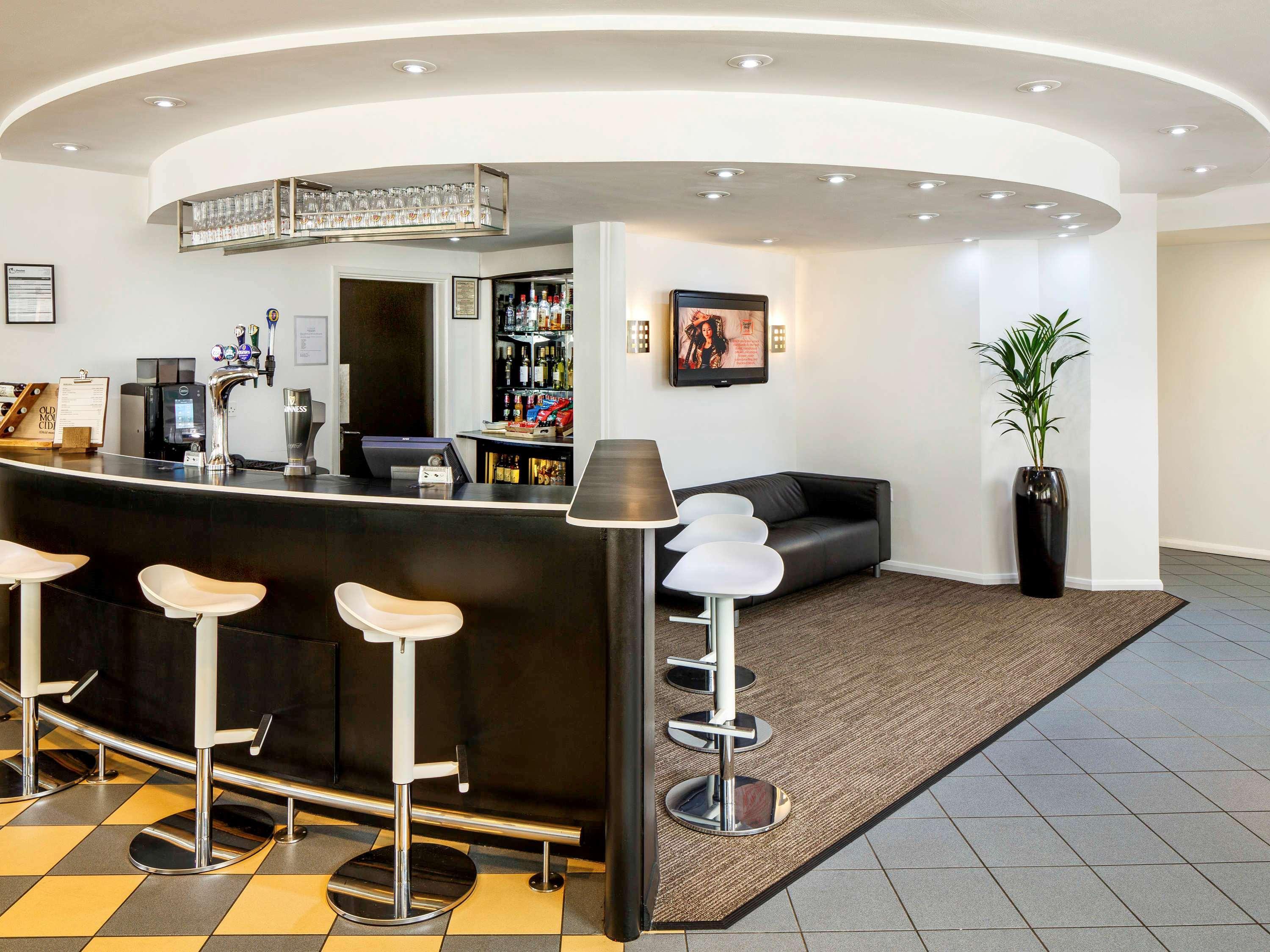 Bar/Salón ibis Preston North