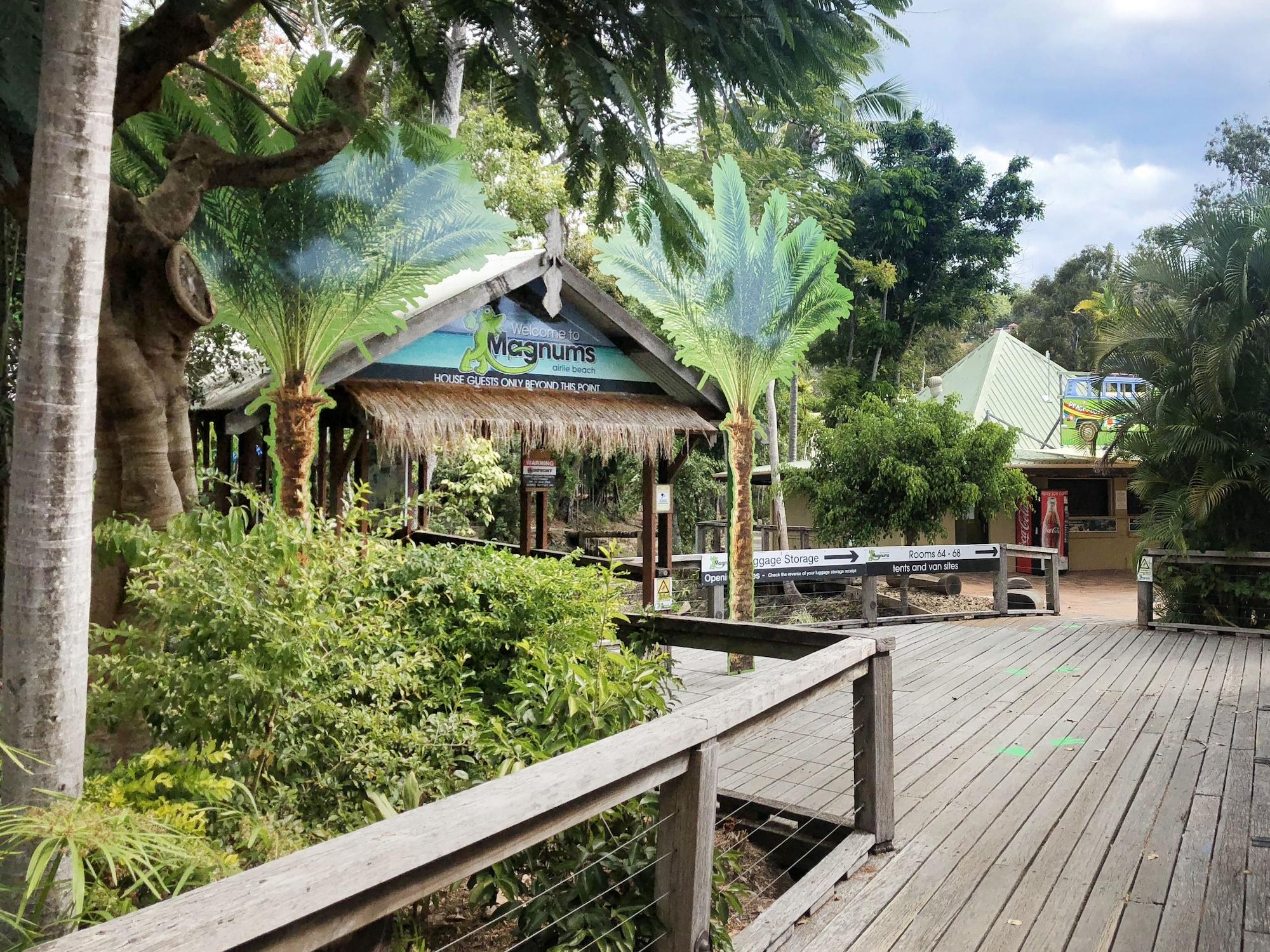 Vista Exterior Magnums Airlie Beach