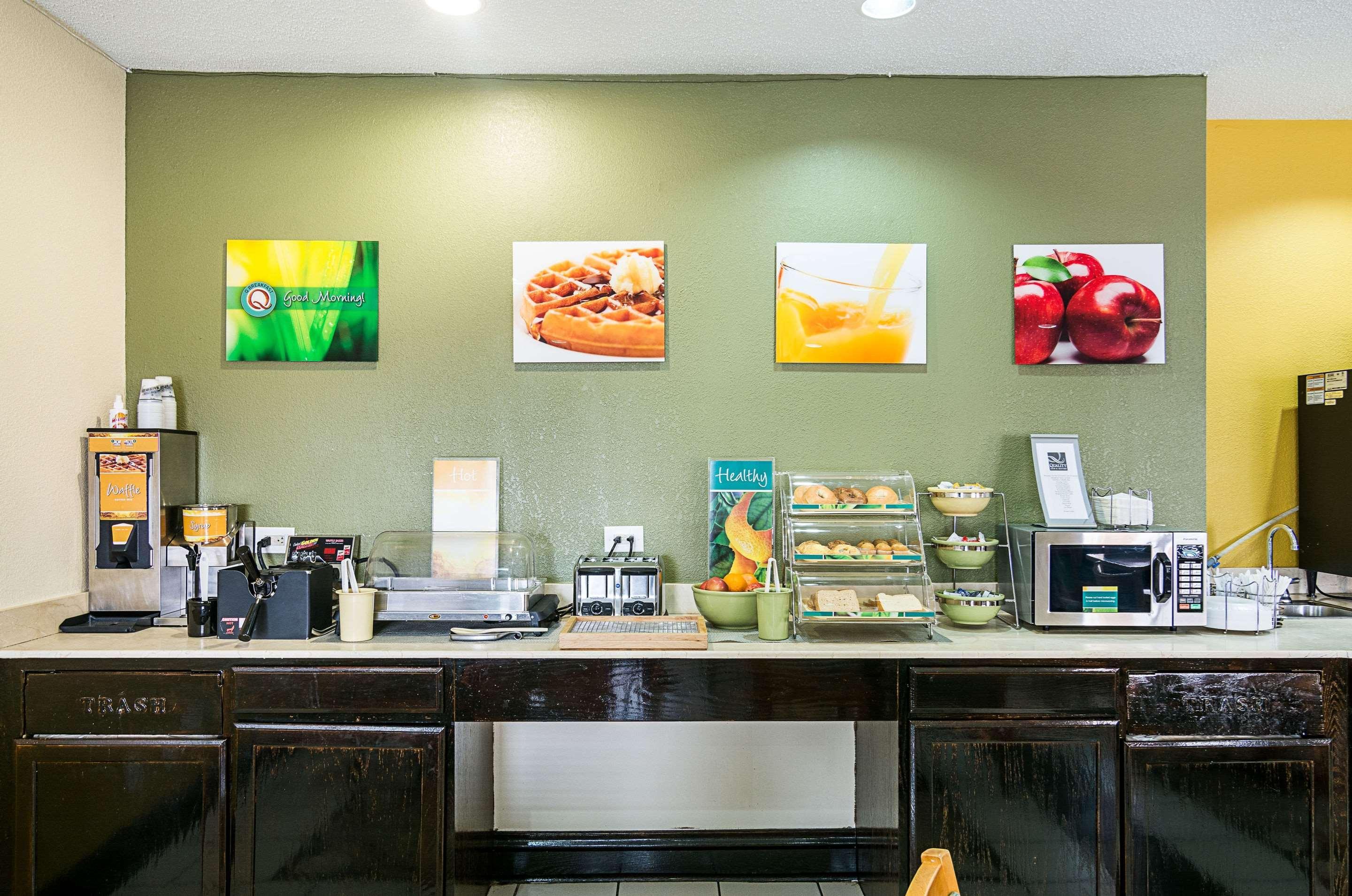 Restaurant Quality Inn & Suites near I-80 and I-294