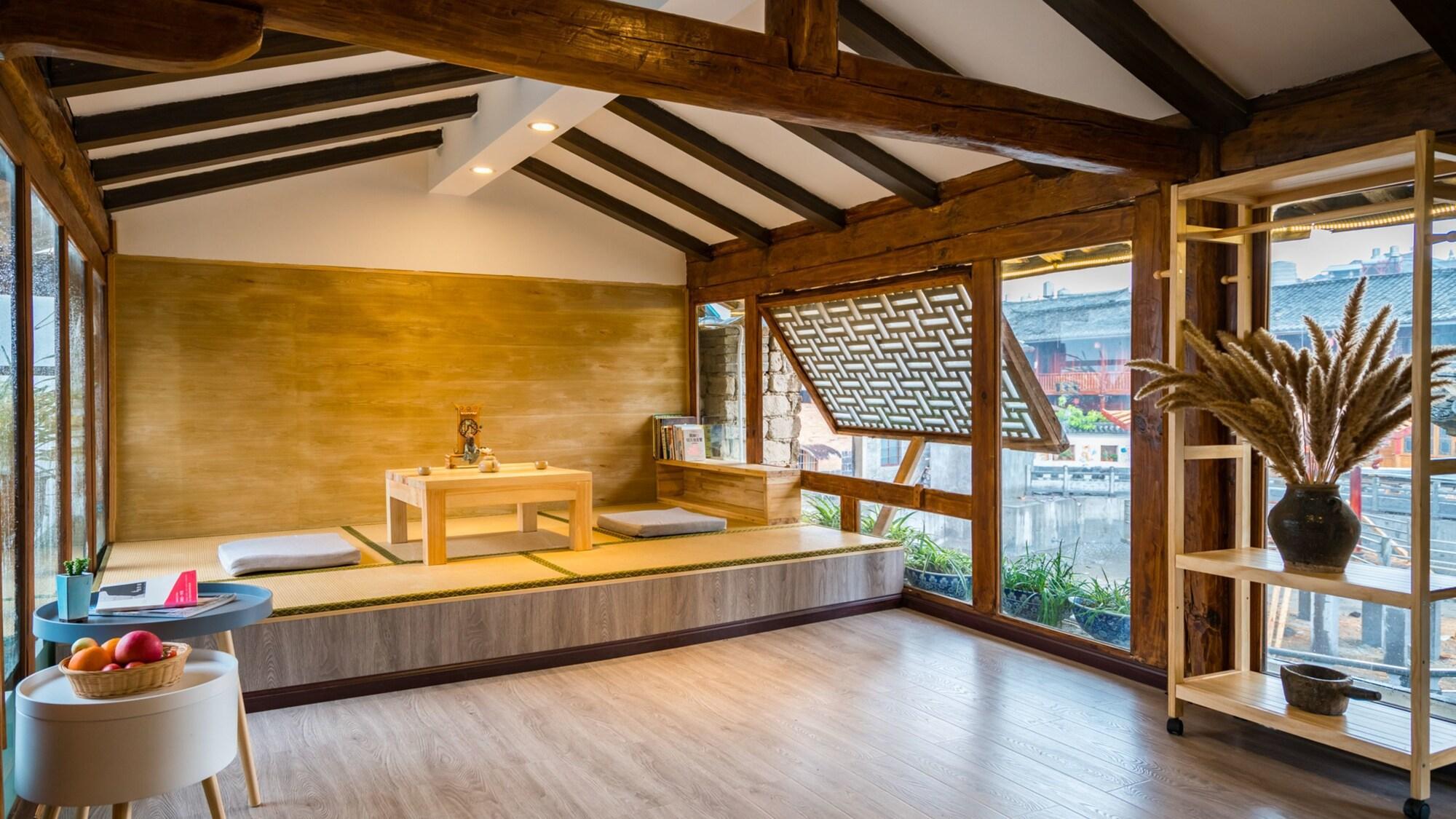 Varios Floral Joy Cat Hotel