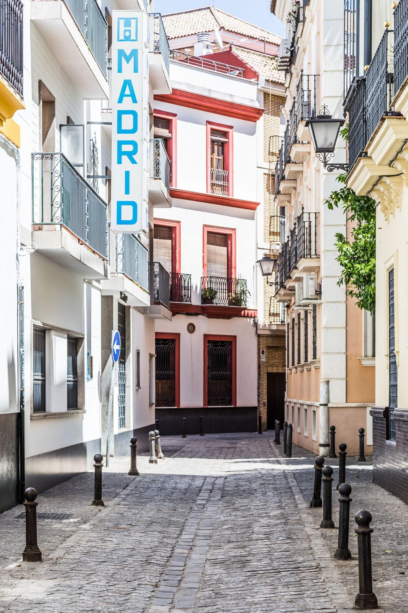 Vista Exterior Hotel Madrid Sevilla