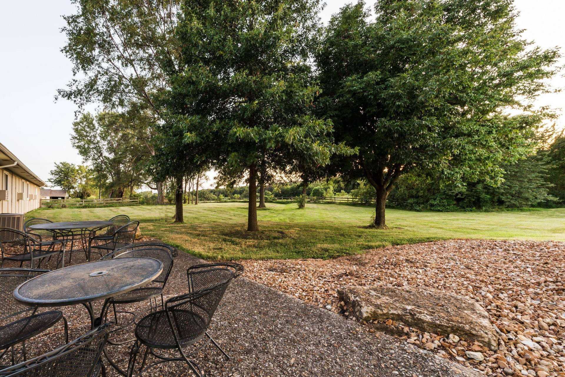 Vista Exterior Super 8 by Wyndham Higginsville