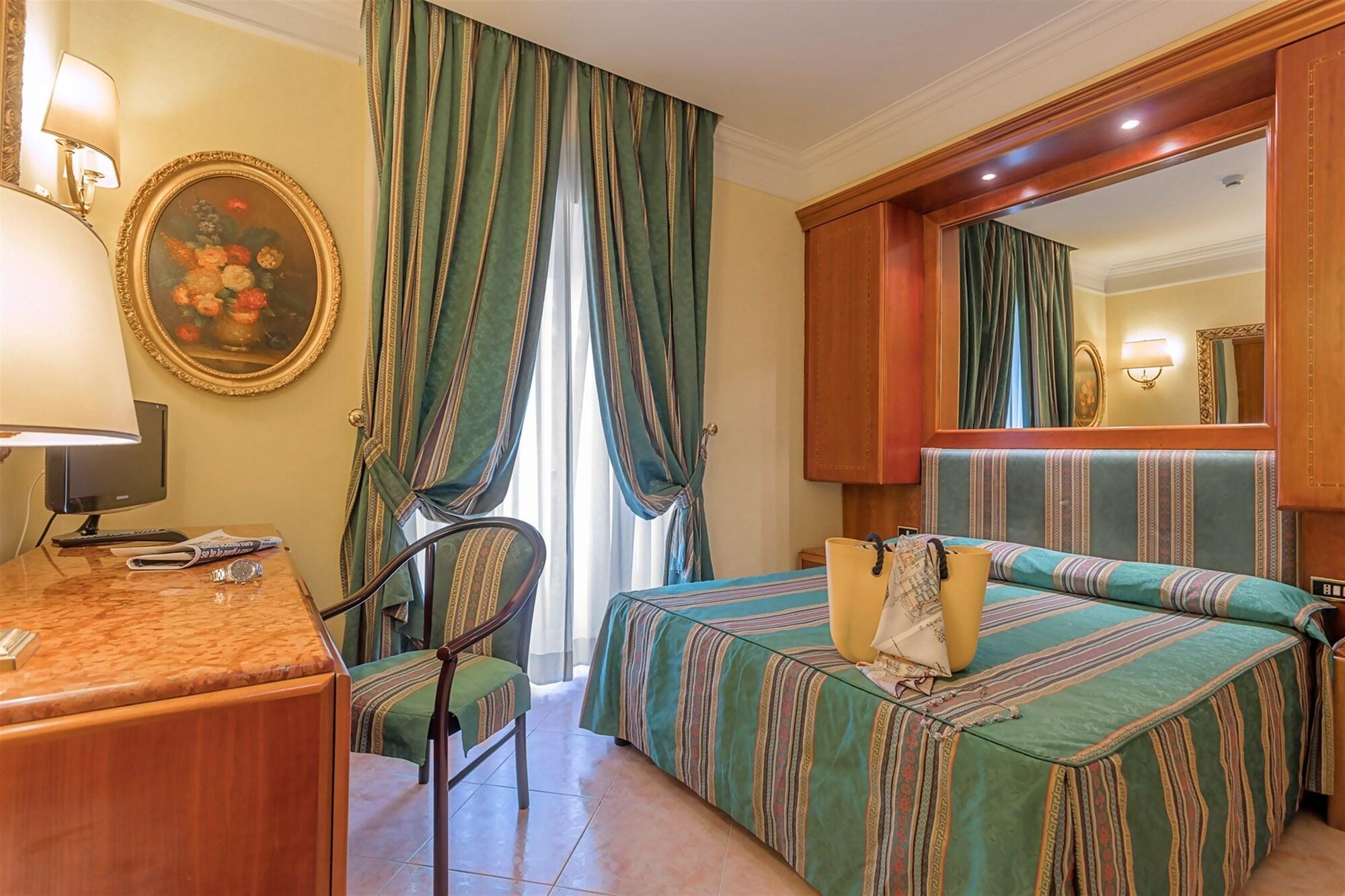 Varios Raeli Hotel Luce