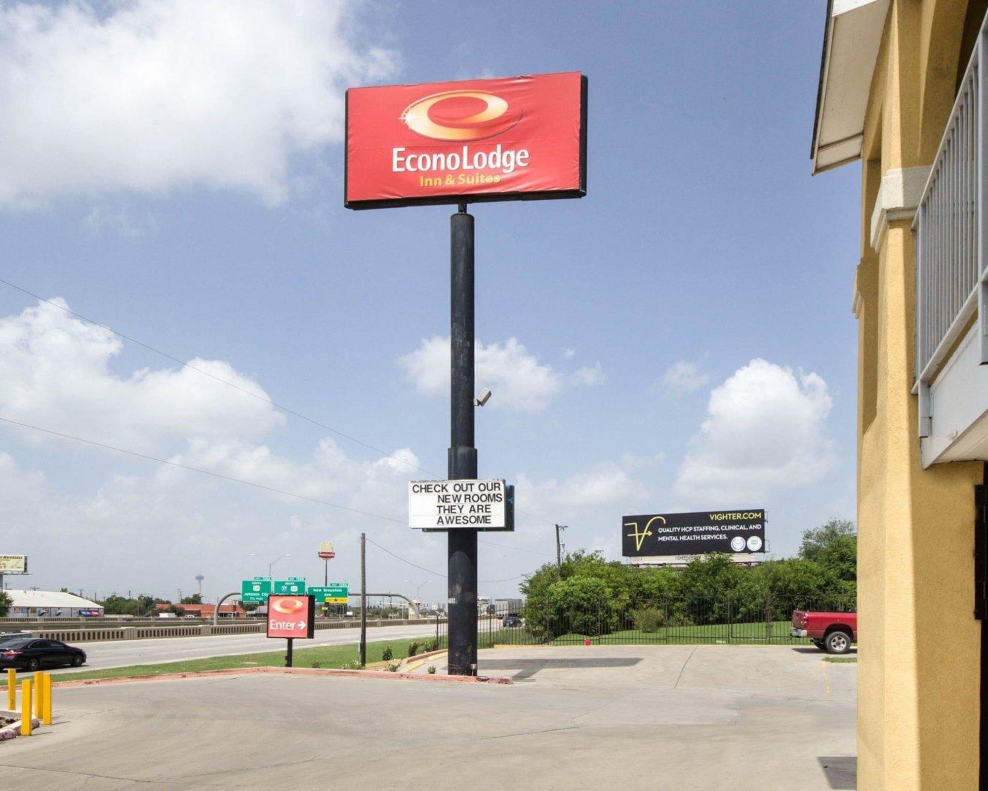 Vista Exterior Econo Lodge Inn & Suites Downtown Northeast near Fort Sam Houston