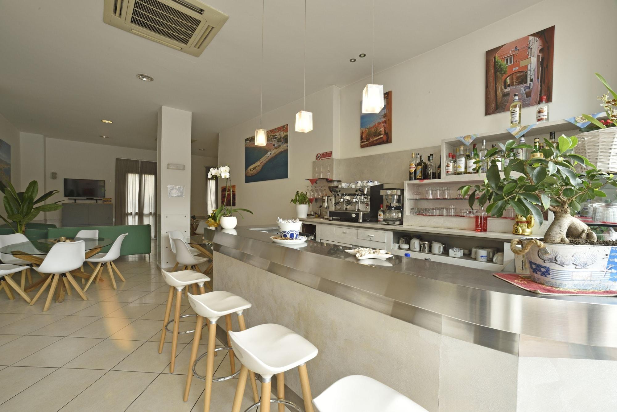 Bar/Salón Hotel La Marina Mhotelsgroup