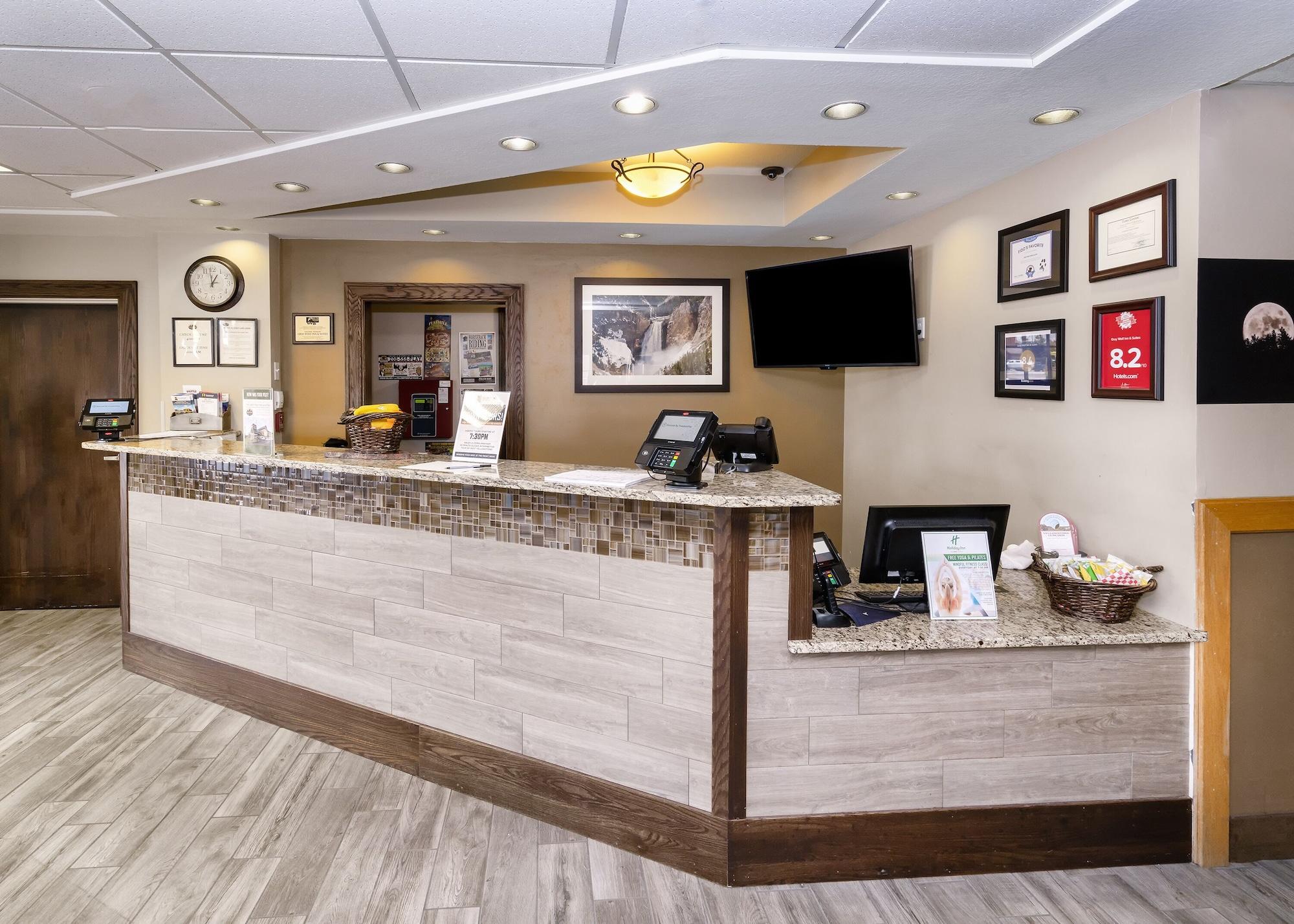 Vista Lobby Gray Wolf Inn & Suites