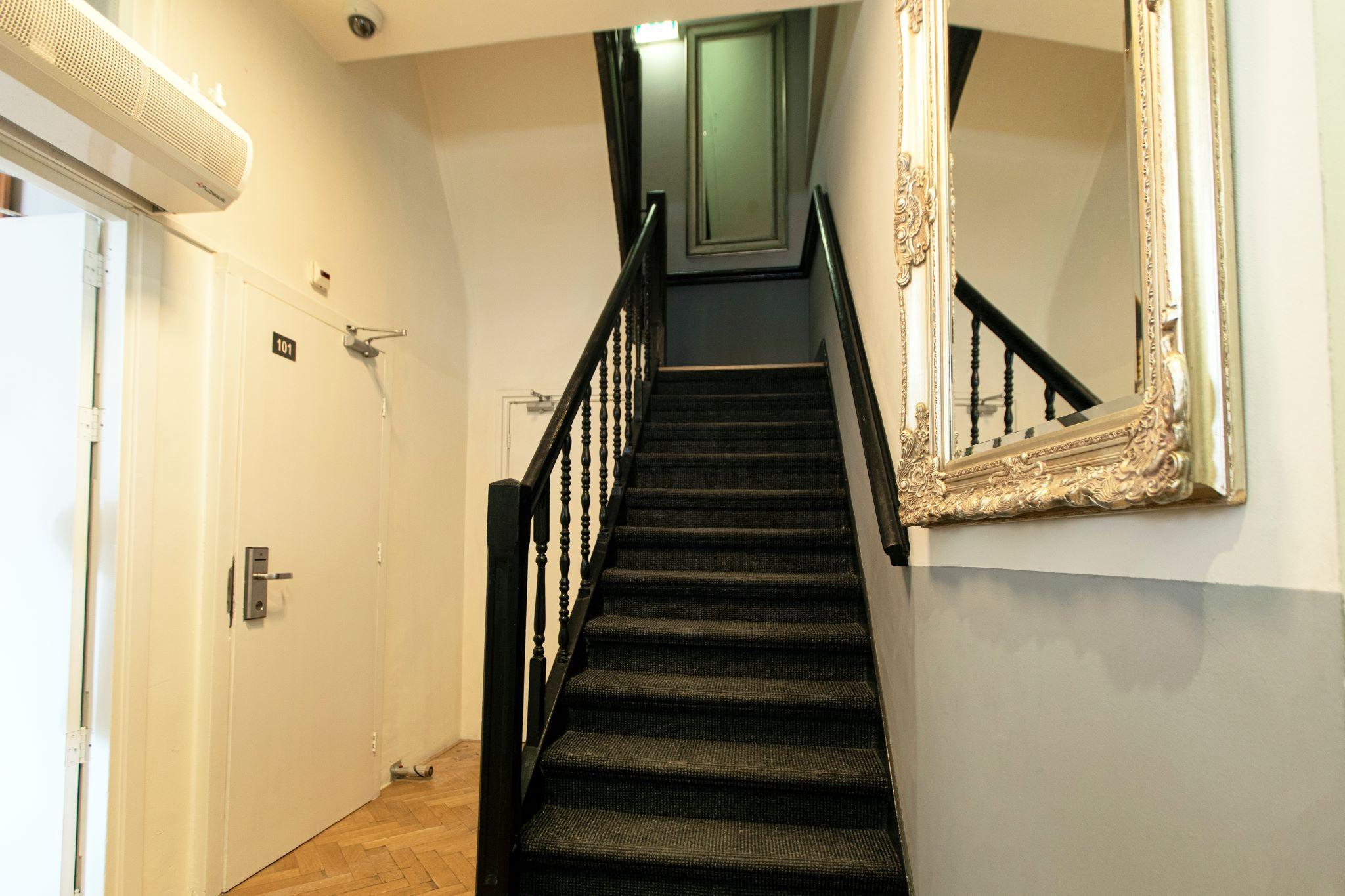 Vista Lobby Quentin Arrive