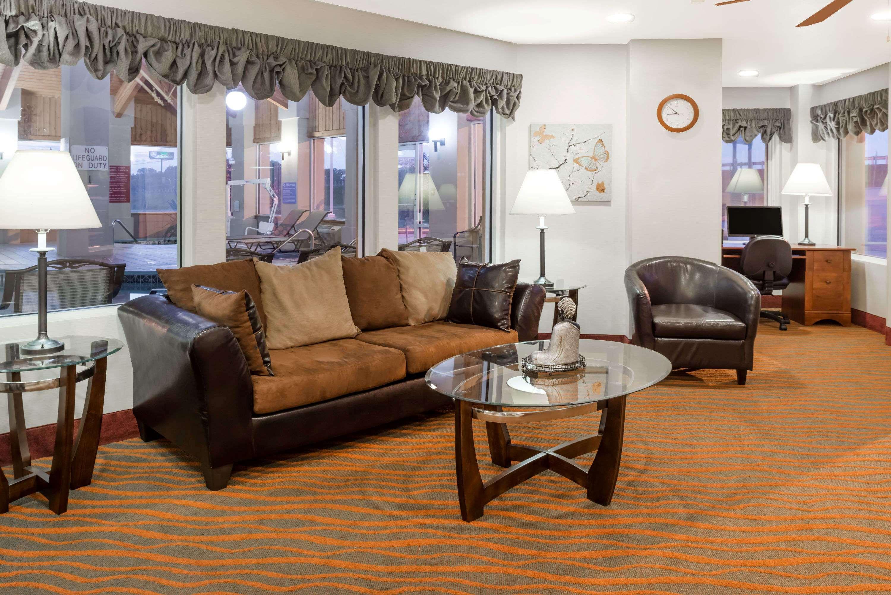 Vista Lobby Baymont by Wyndham Rolla