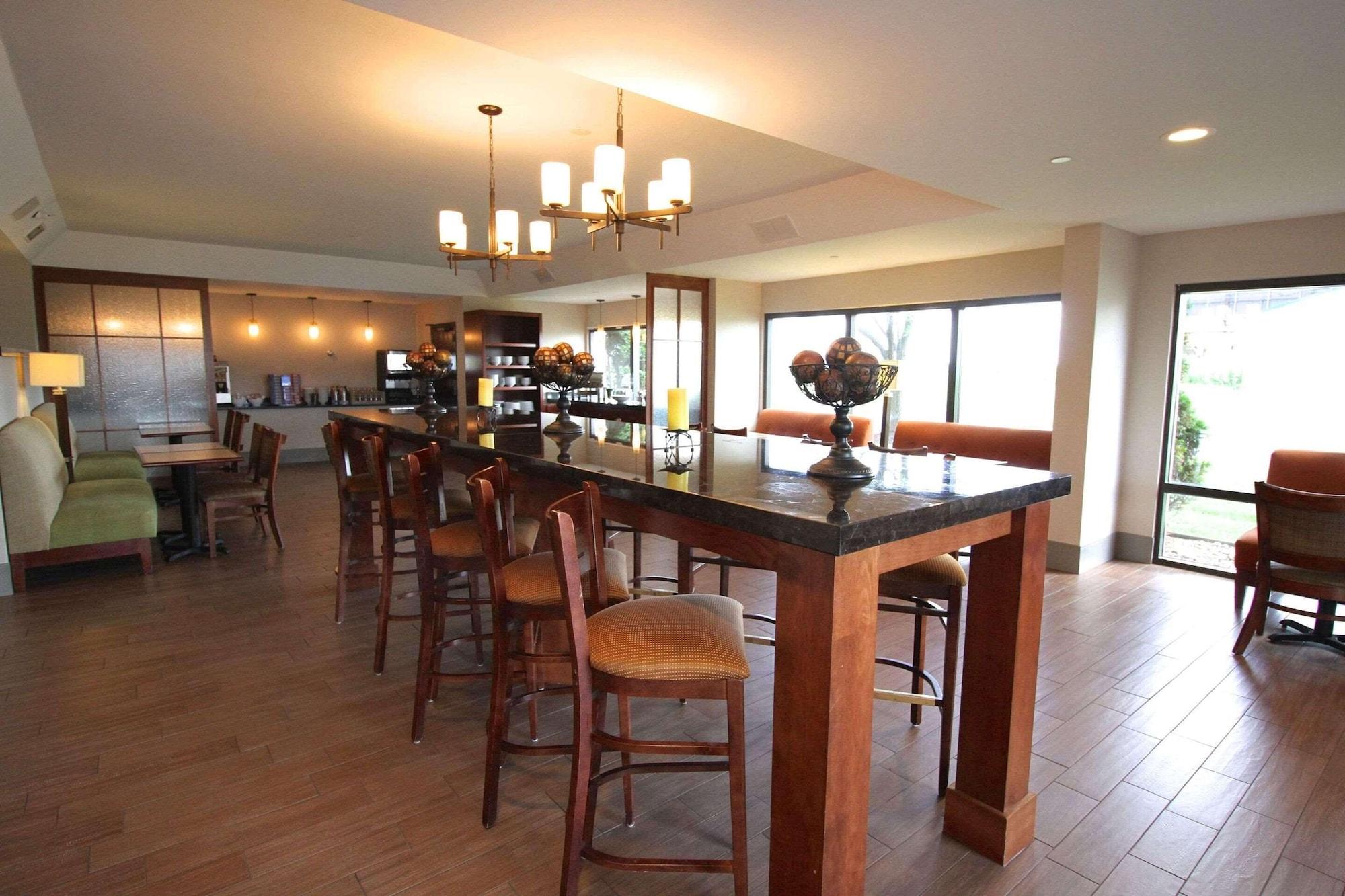 Restaurant Country Inn & Suites by Radisson, Sandusky South, OH