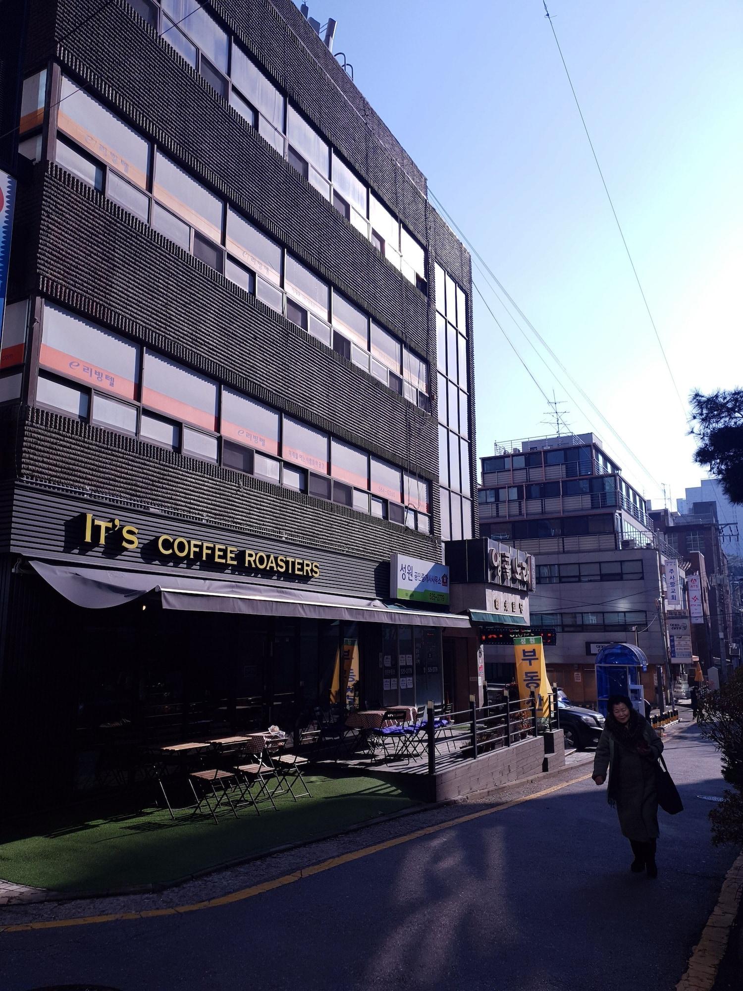 Vista Exterior E-Livingtel - Hostel