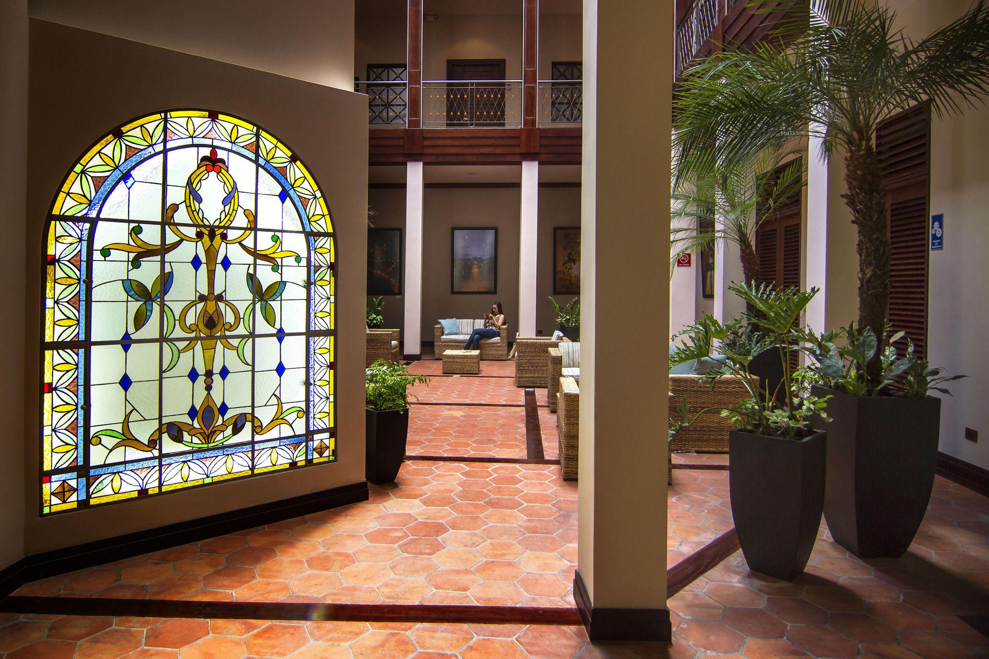 Vista Lobby Parc Royale Suites Hotel
