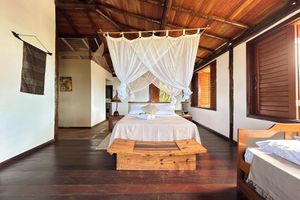 Alquiler Vacacional - Beachfront house with 7 suites, private pool and exclusive beach access.