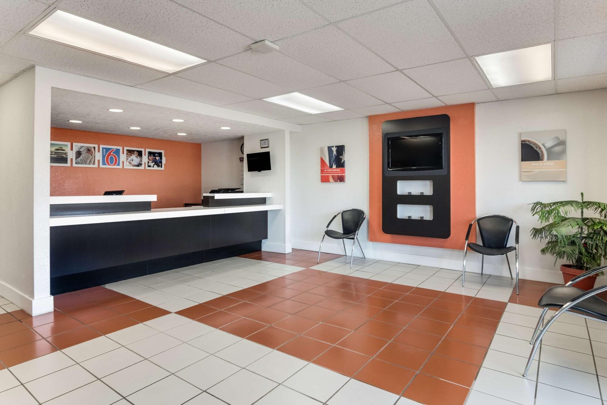 Vista Lobby Motel 6 Youngstown, OH