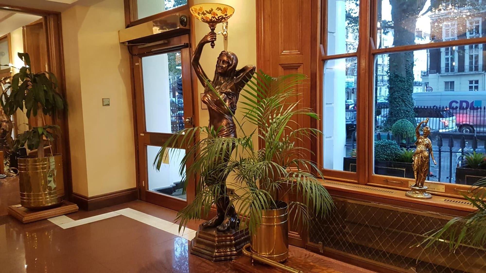 Vista Lobby Westpoint Hotel