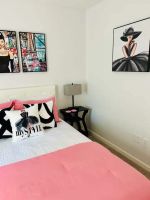 Alquiler Vacacional - ALL PINK! 2BR Charming Townhome at Rez Sleeps 6, Pet Friendly, Centrally Located