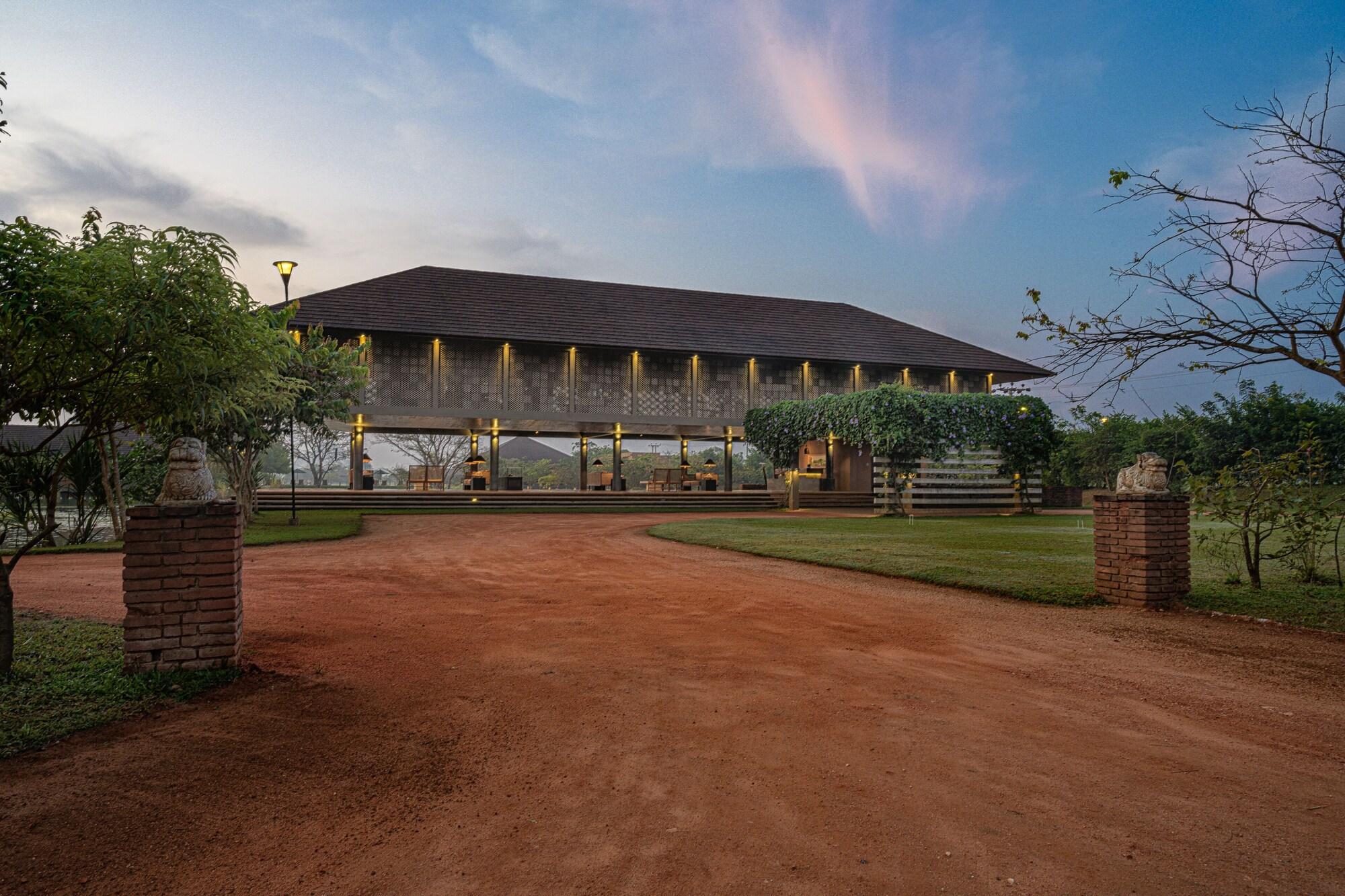 Vista Lobby Water Garden Sigiriya