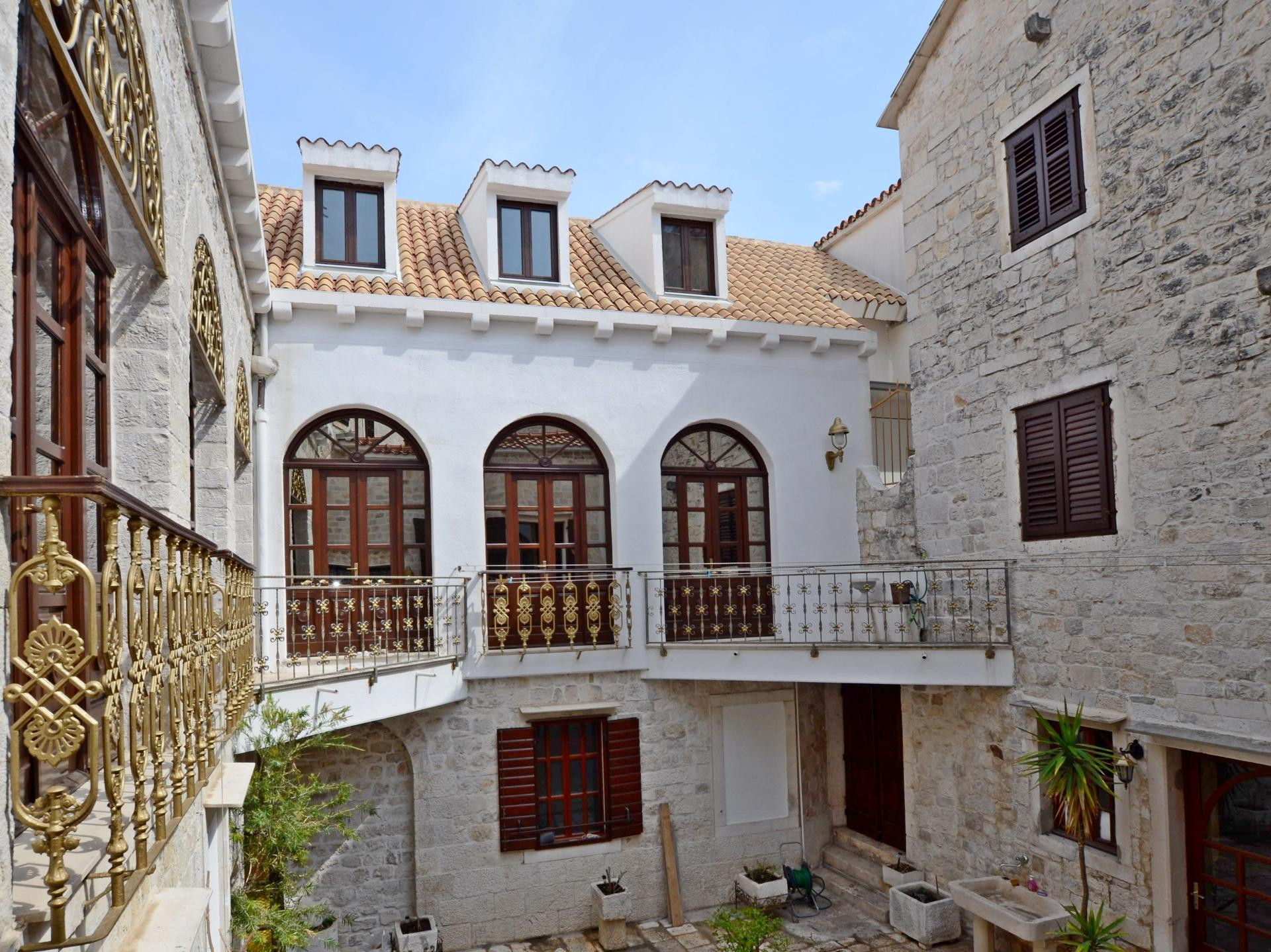 Vista Exterior Palace Derossi