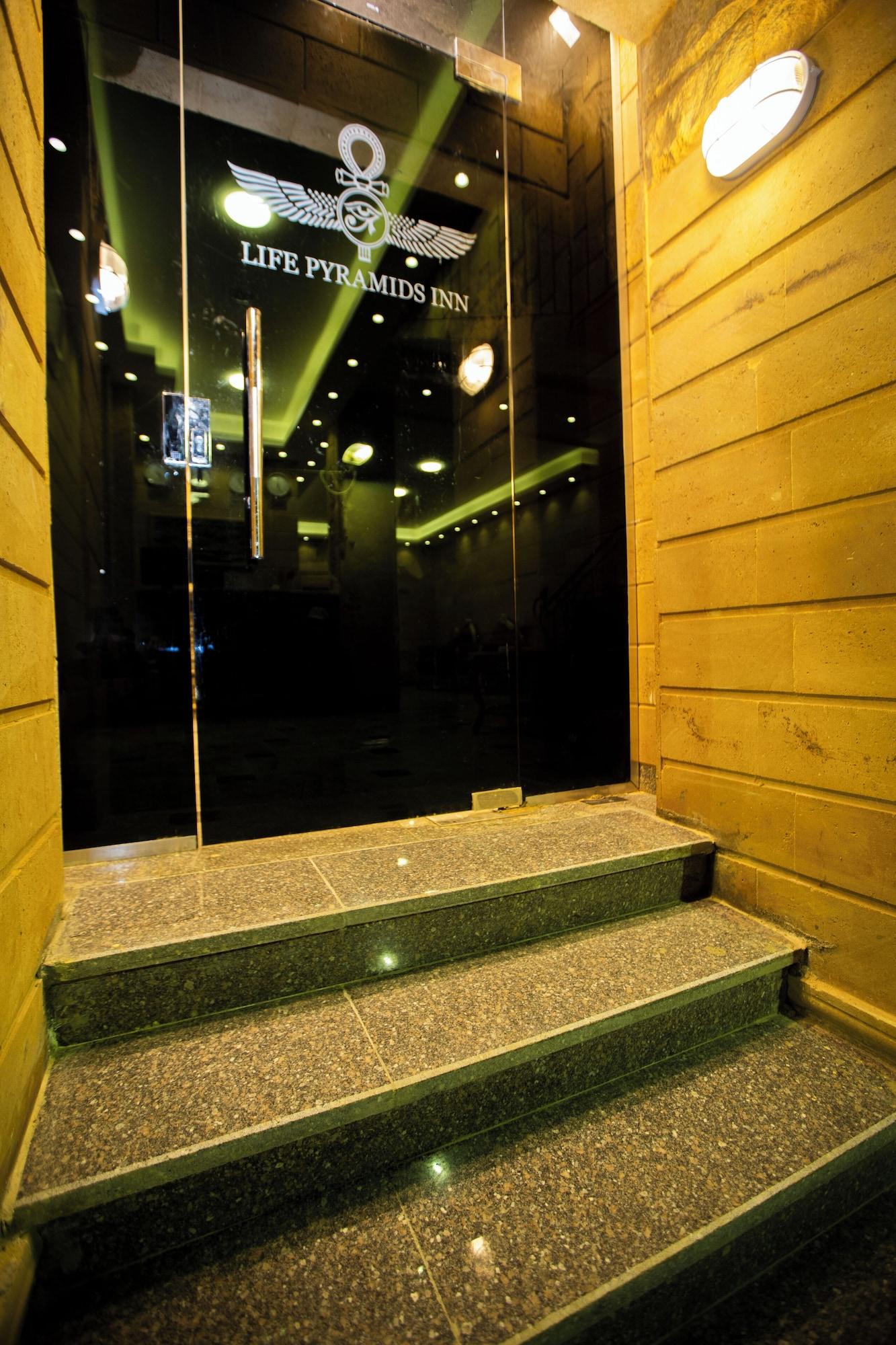 Vista Exterior Life Pyramids Inn