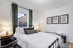 Alquiler Vacacional - Urban Oasis: A Charming Downtown Retreat with Game Room, Firepit and Yard Games