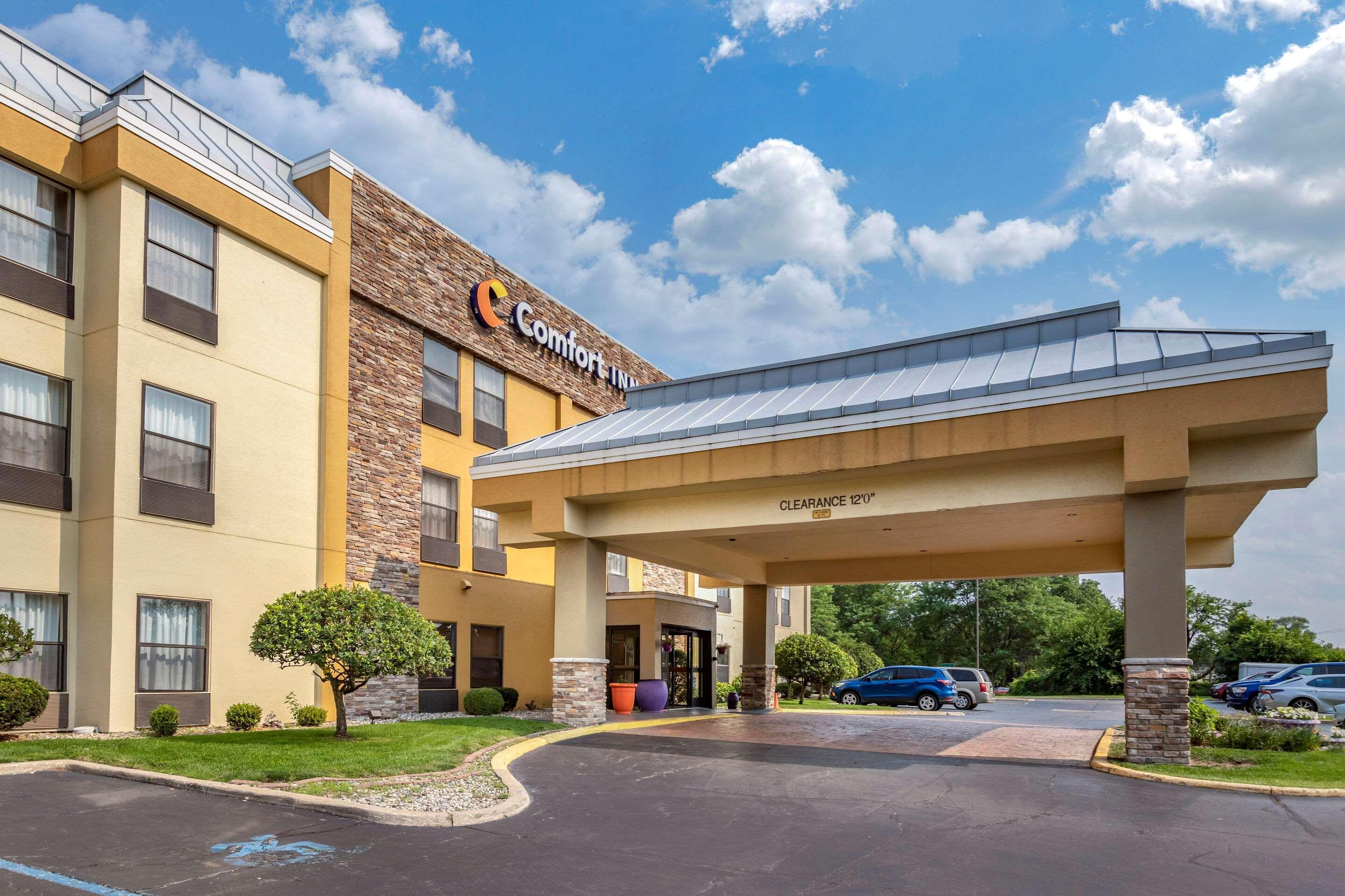 Vista Exterior Comfort Inn Wings Stadium