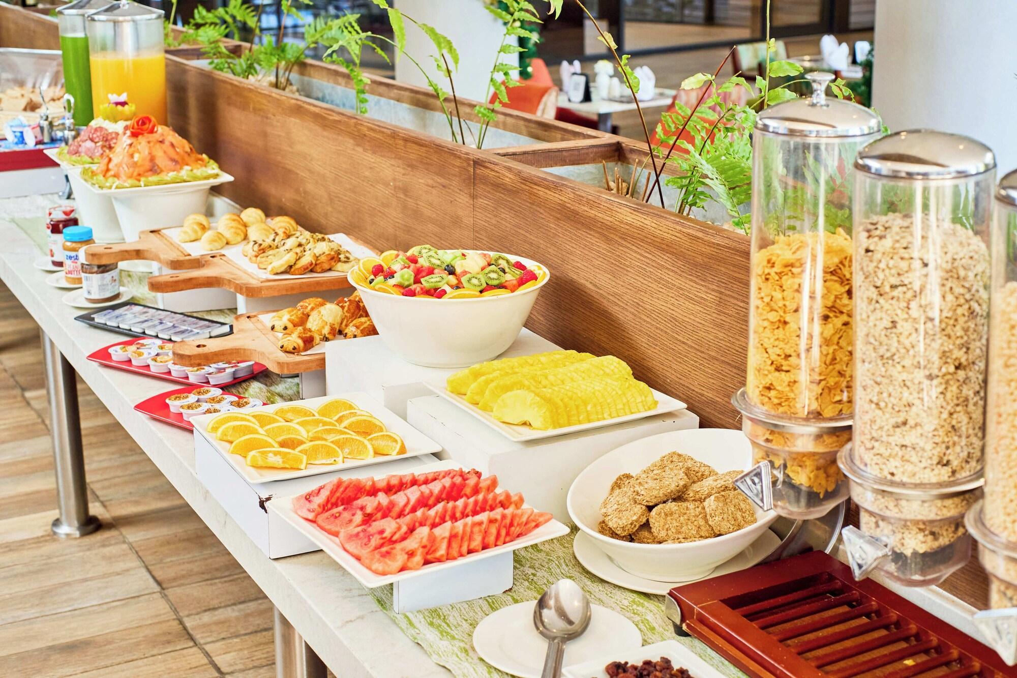 Restaurant Holiday Inn Nairobi Two Rivers Mall by IHG