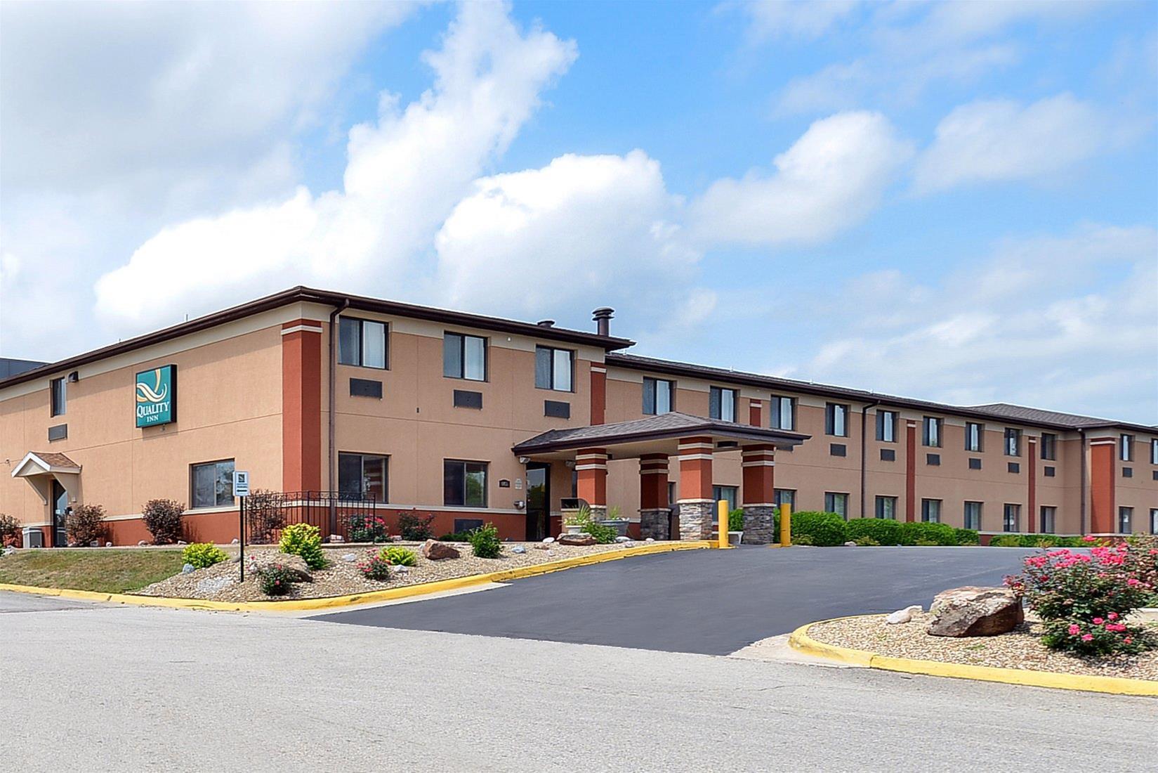 Vista Exterior Quality Inn at Collins Road - Cedar Rapids