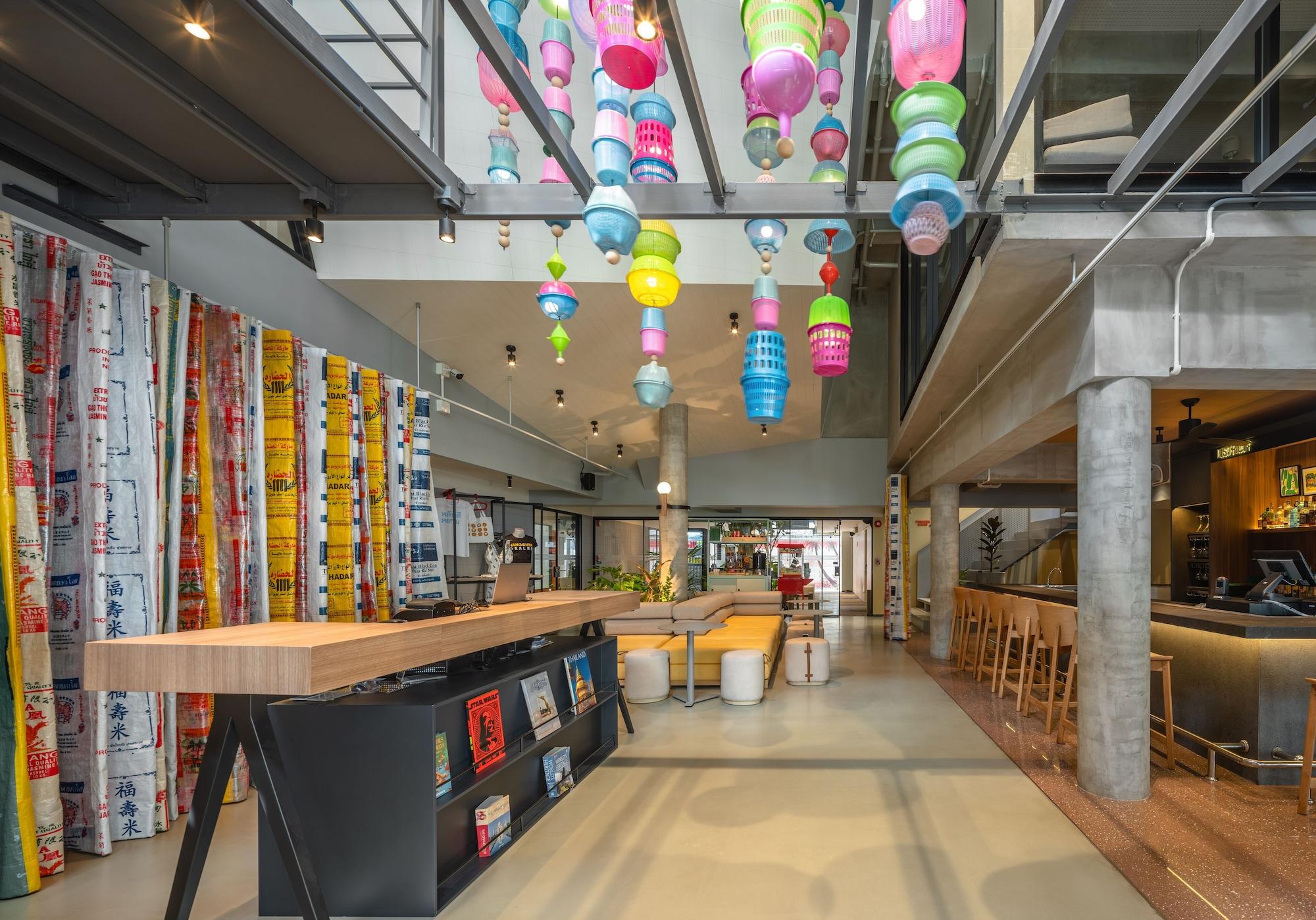 Varios Lub d Bangkok Siam – New Look, Across from MBK & Skytrain Access