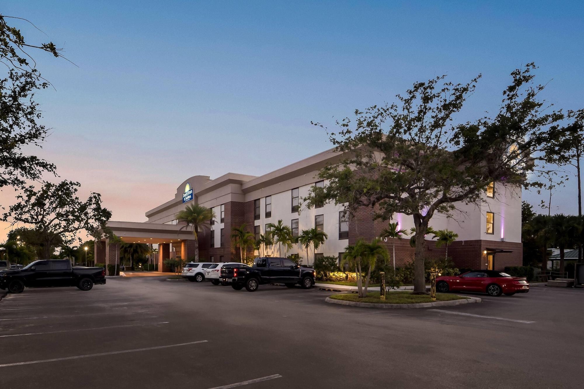 Vista Exterior Days Inn & Suites by Wyndham Fort Myers Near JetBlue Park