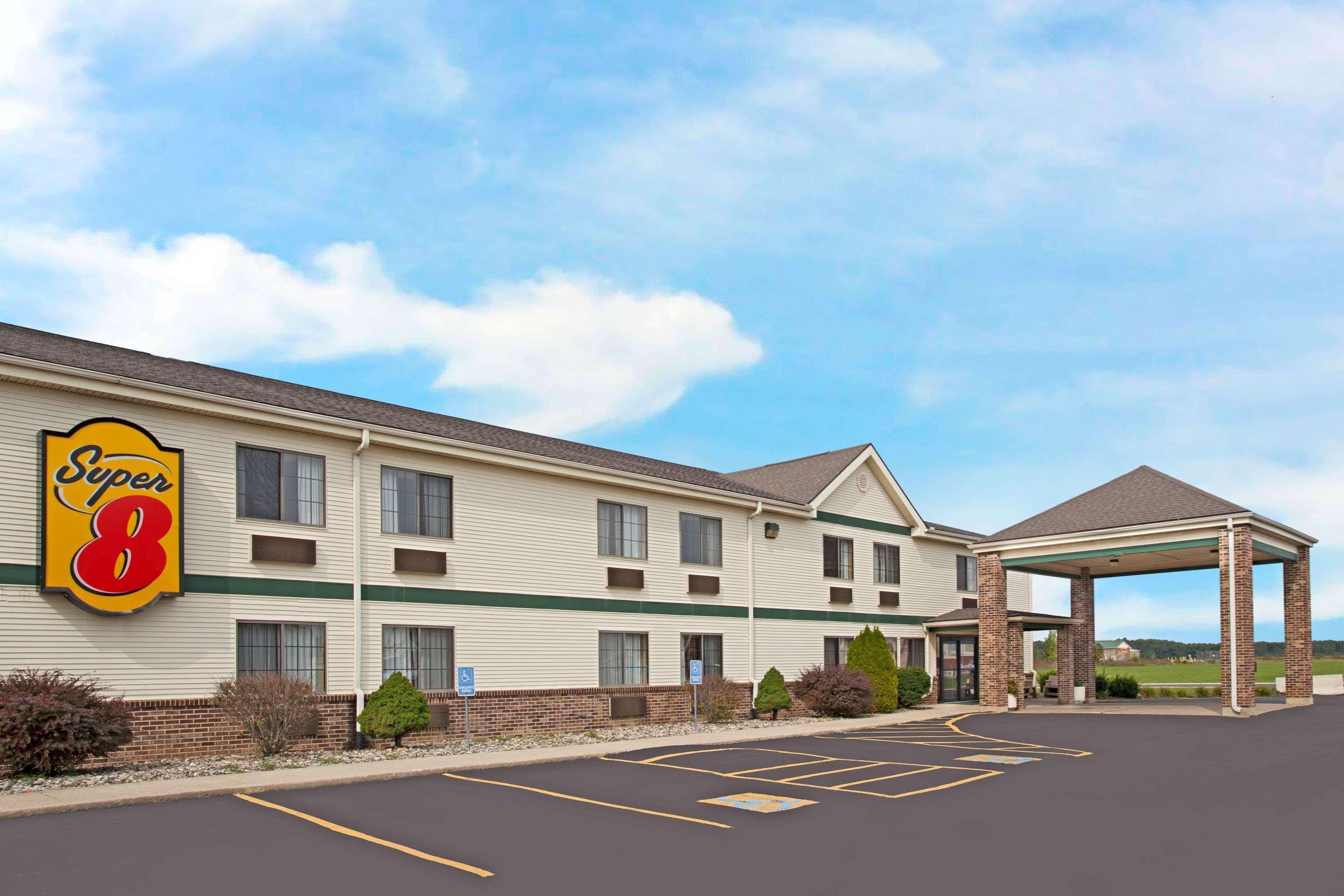 Vista Exterior Super 8 by Wyndham Defiance