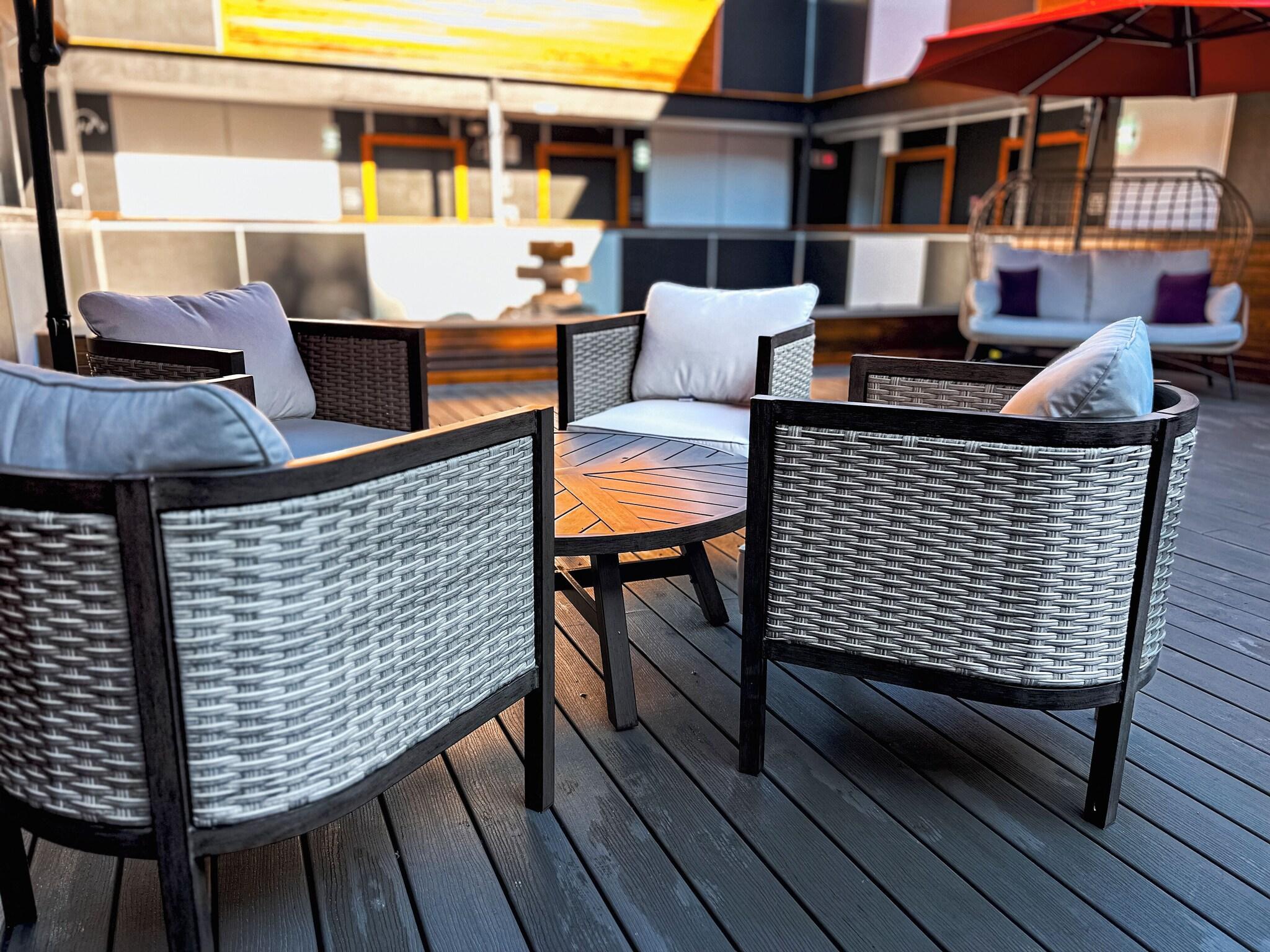 Varios Coast Metro Vancouver Hotel