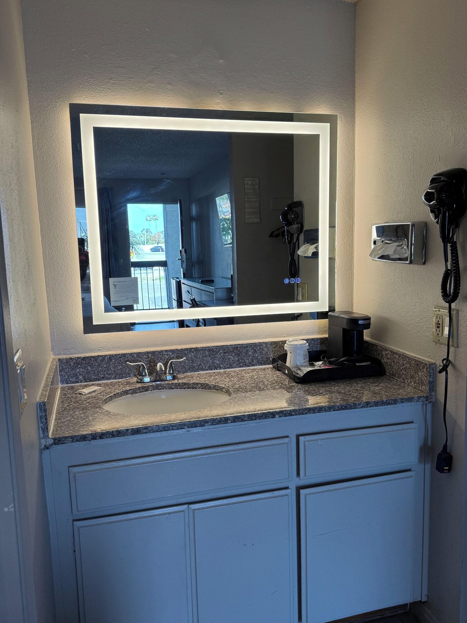 Equipamiento de Habitación Days Inn by Wyndham Ontario Airport