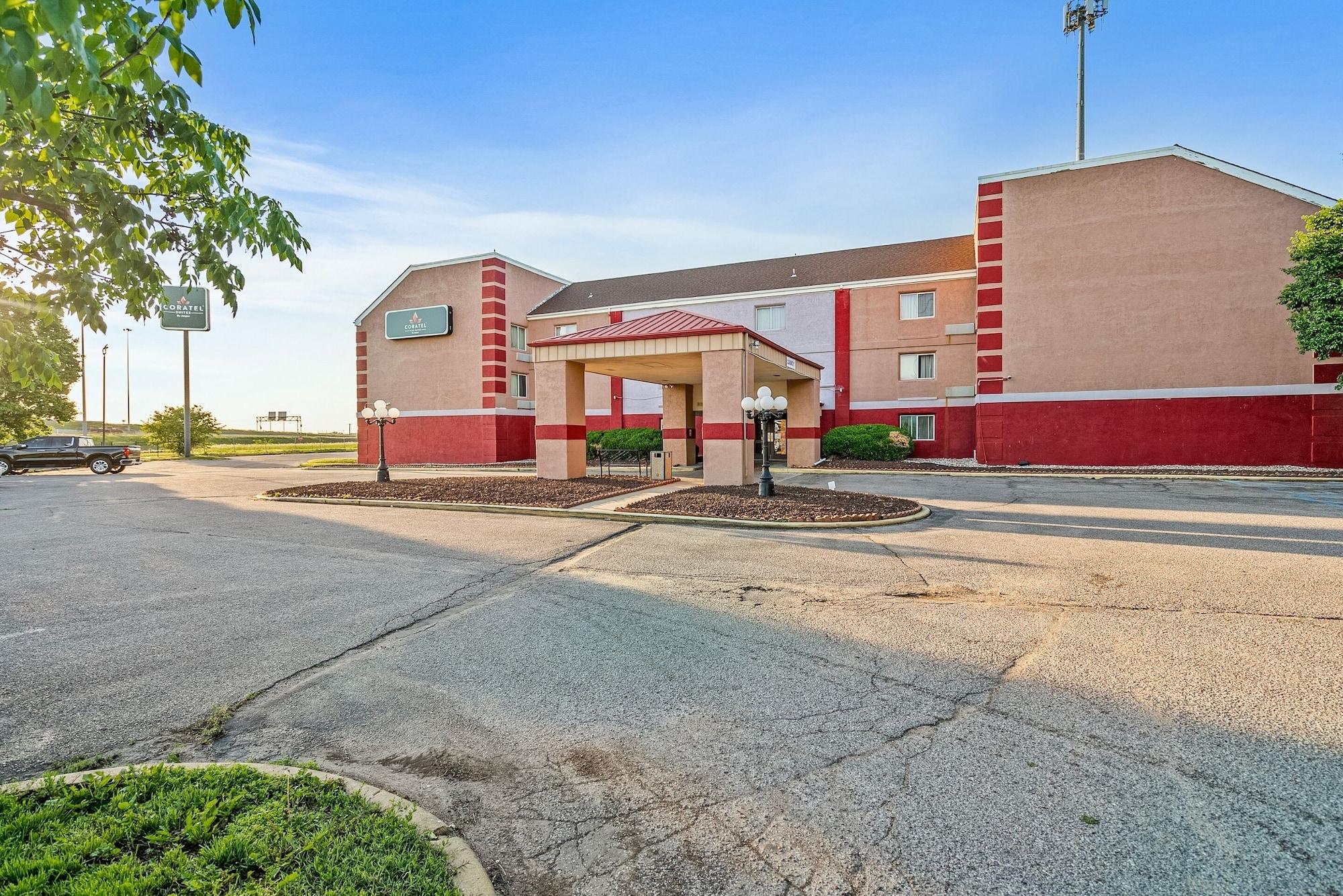 Vista Exterior Coratel Plus Suites Wichita West Airport