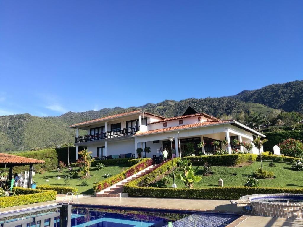 Vista Exterior Finca Lago Calima With Excellent View