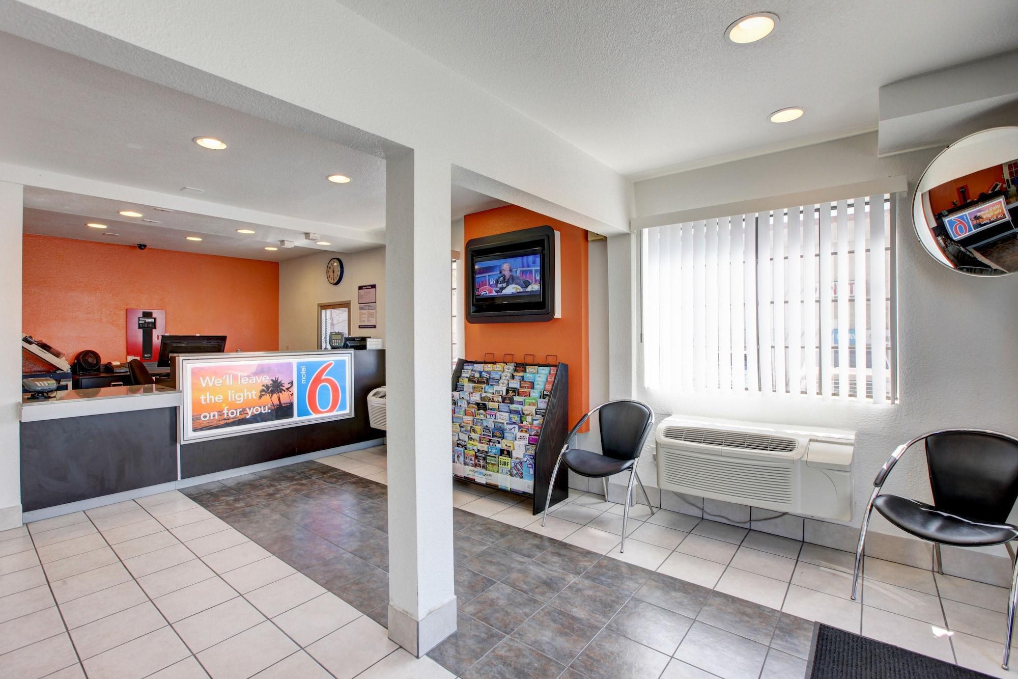 Vista Lobby Motel 6 Bellflower, CA - Los Angeles