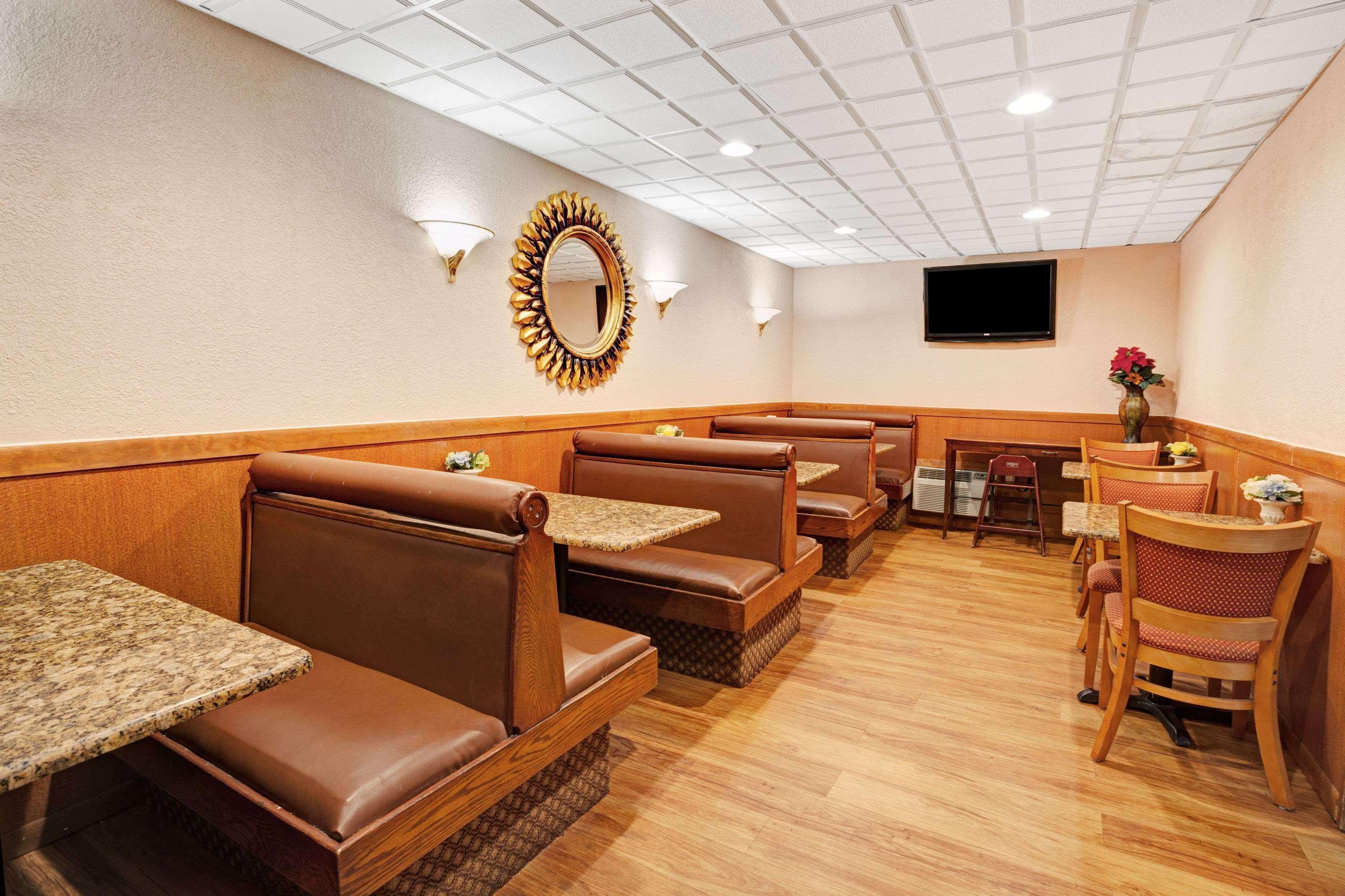 Restaurant Days Inn by Wyndham Ann Arbor