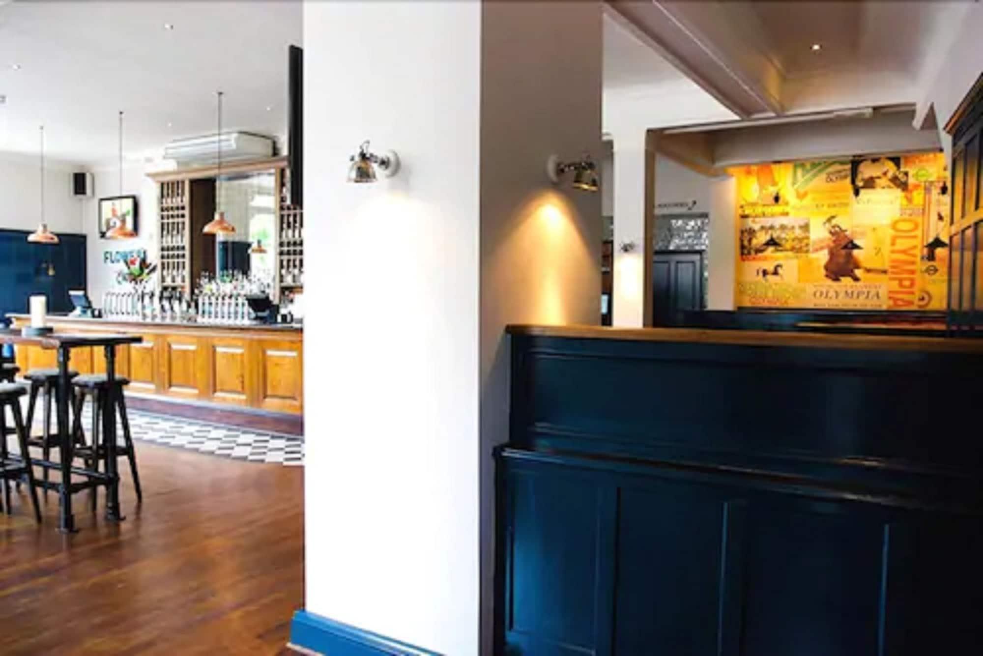 Bar/Salón Hand & Flower